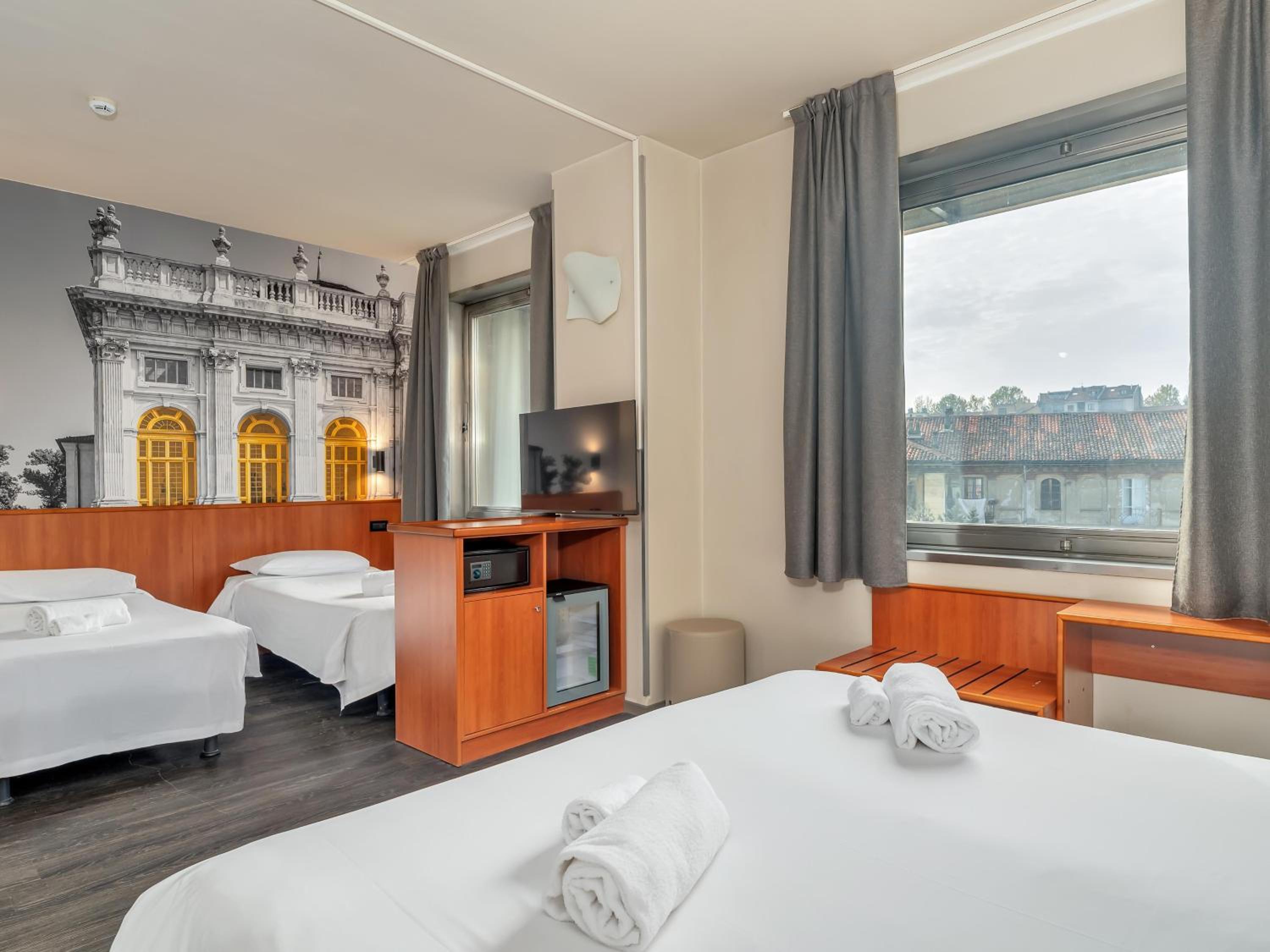 Relax in comfort with a stunning city view!