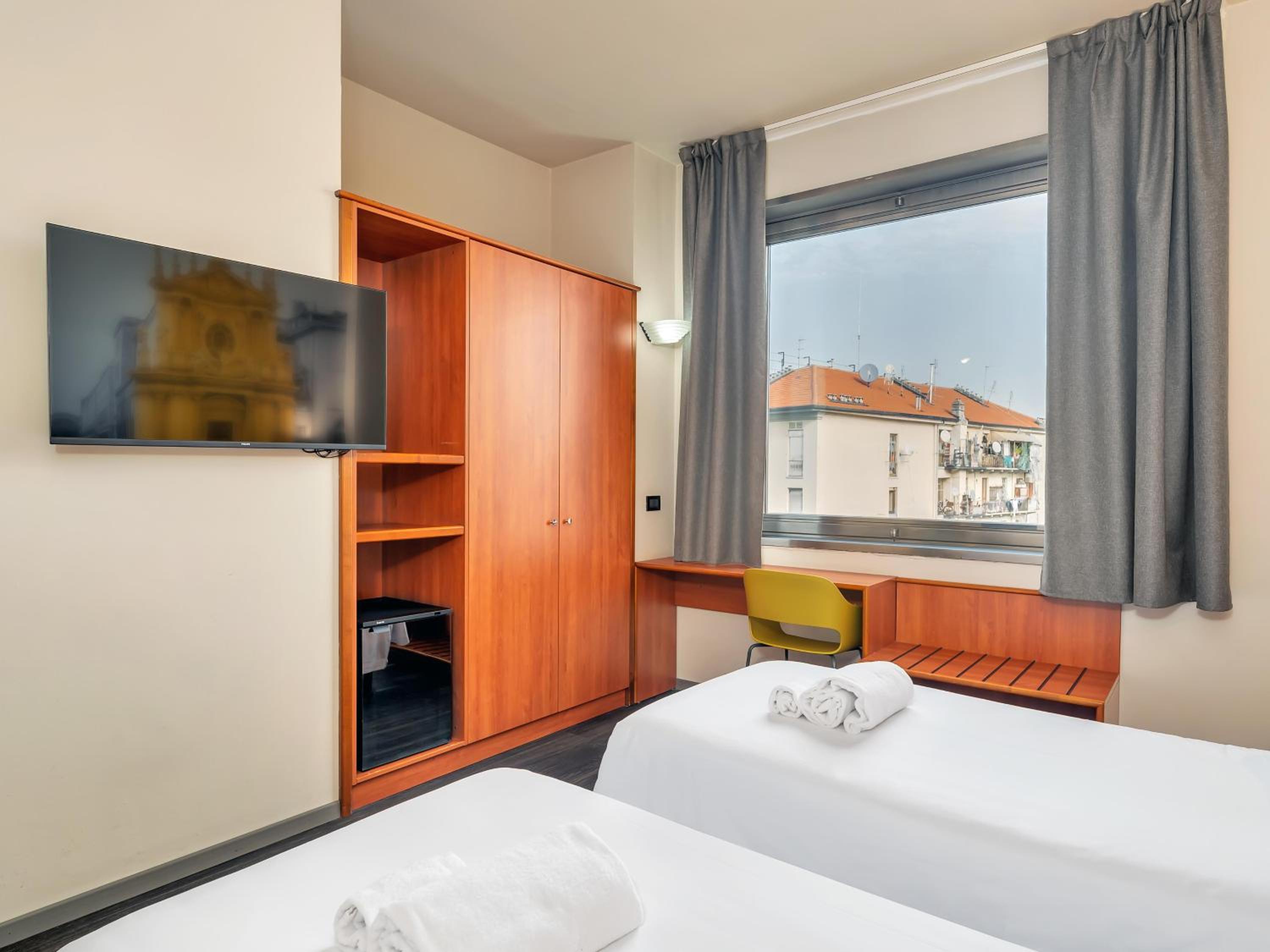 Relax in comfort with stunning city views.