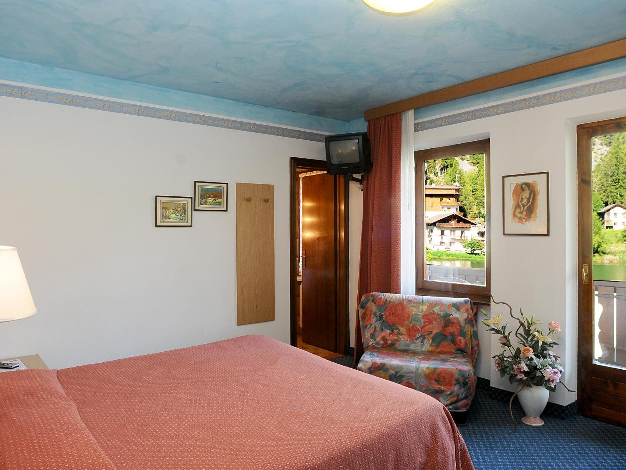 Deluxe Double or Twin Room with Lake View - Photo 4