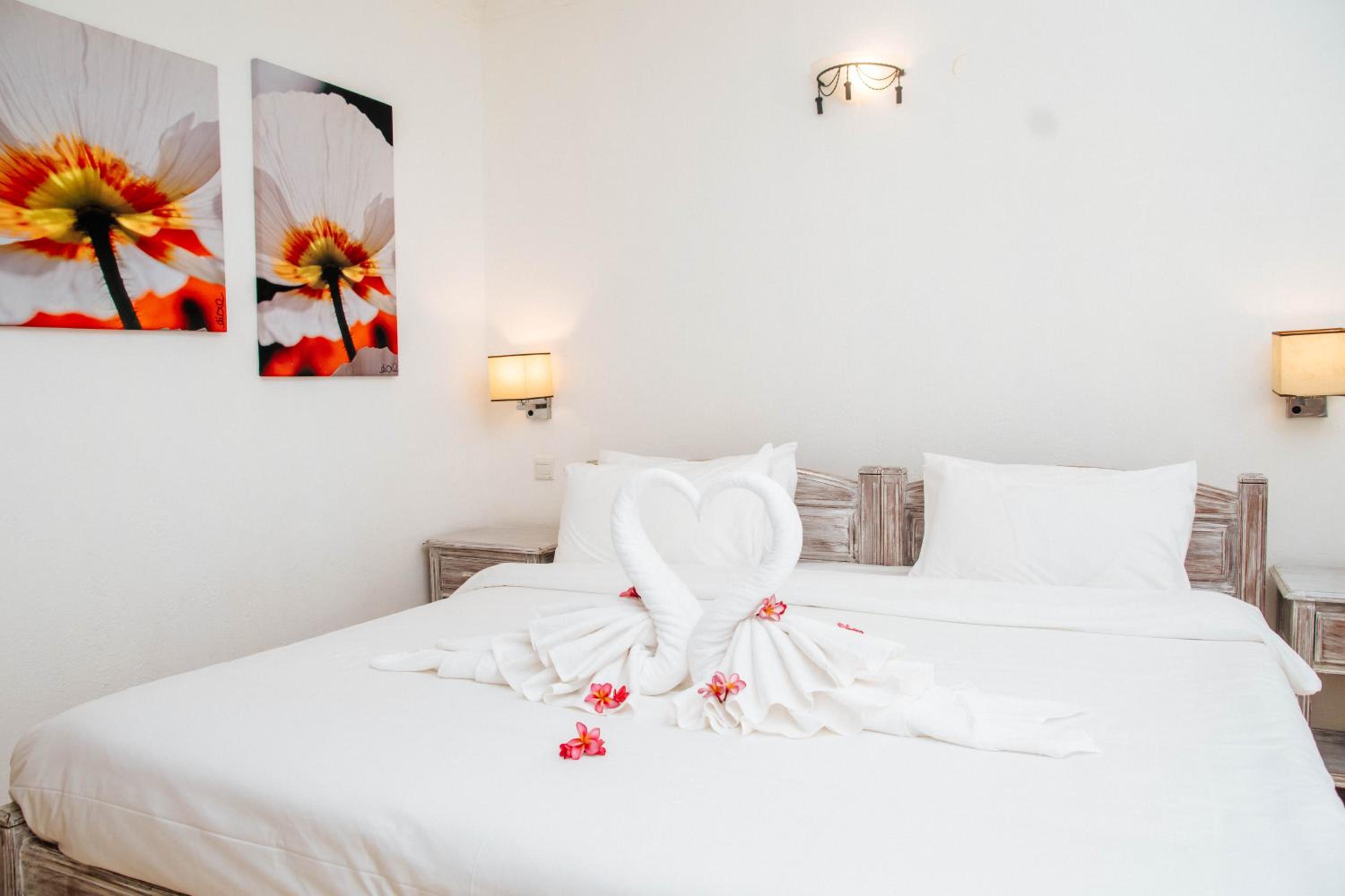 Superior Room with Garden View - Photo 11