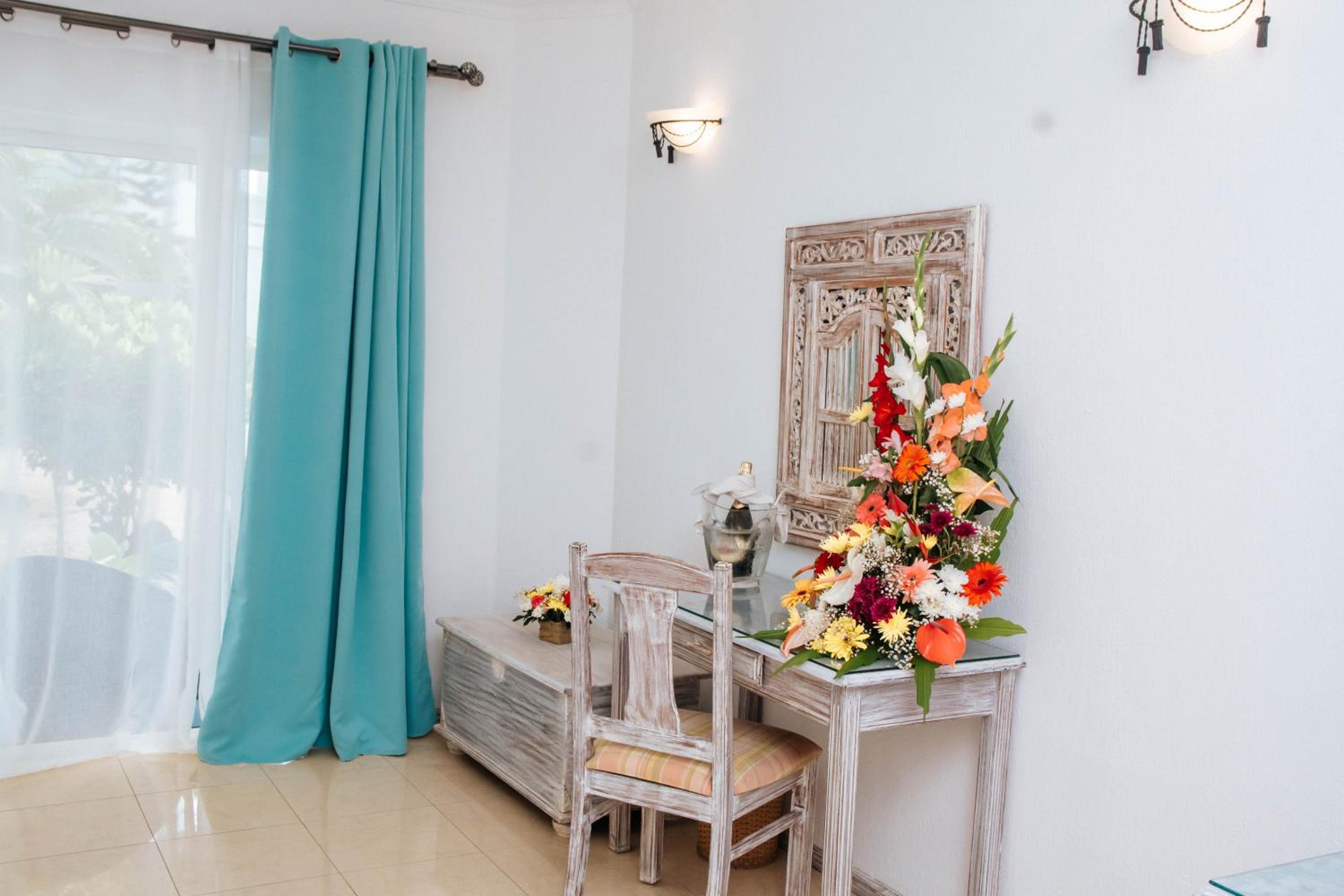 Deluxe Room with Sea View - Photo 2
