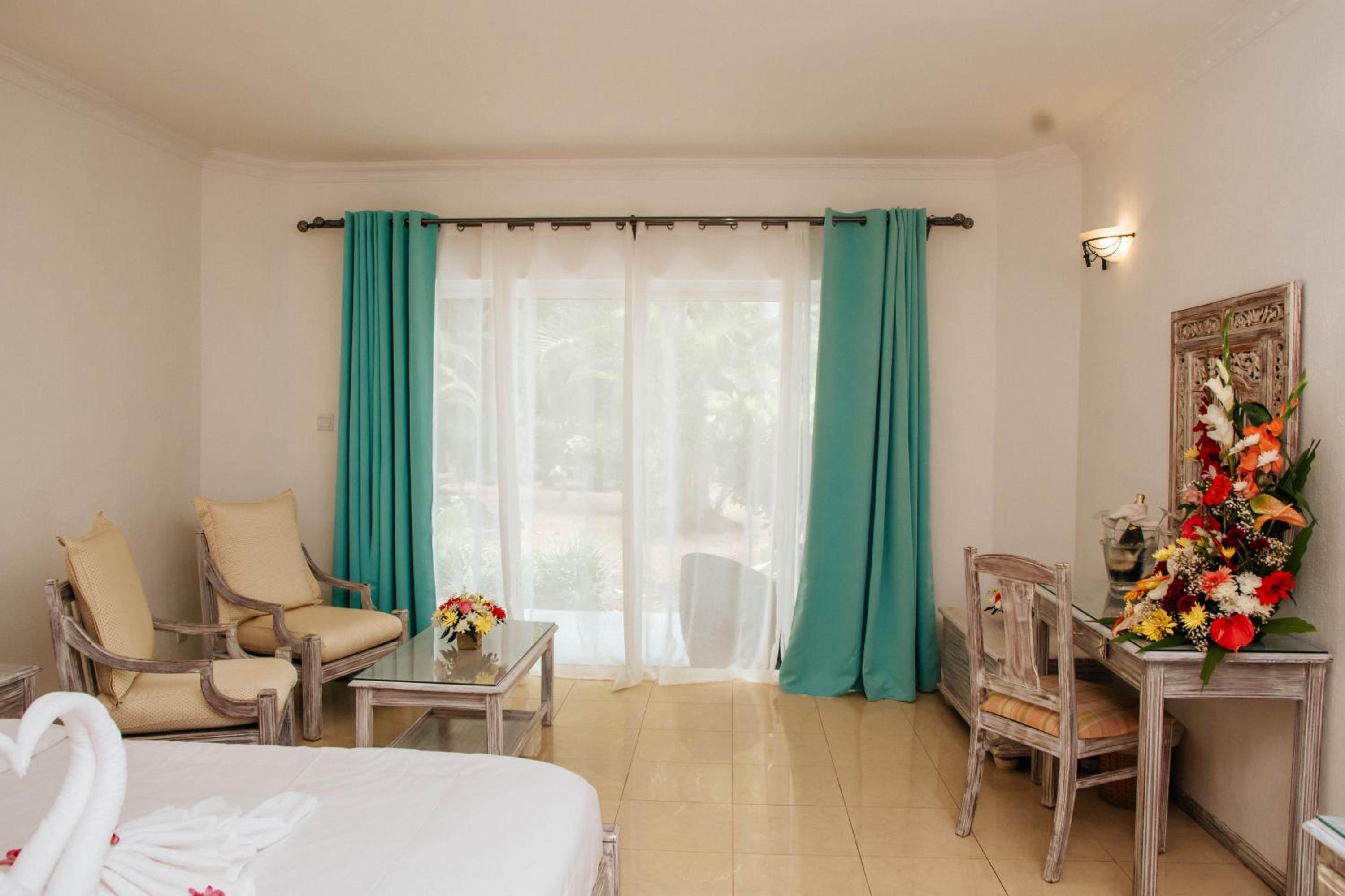 Deluxe Room with Sea View - Photo 3