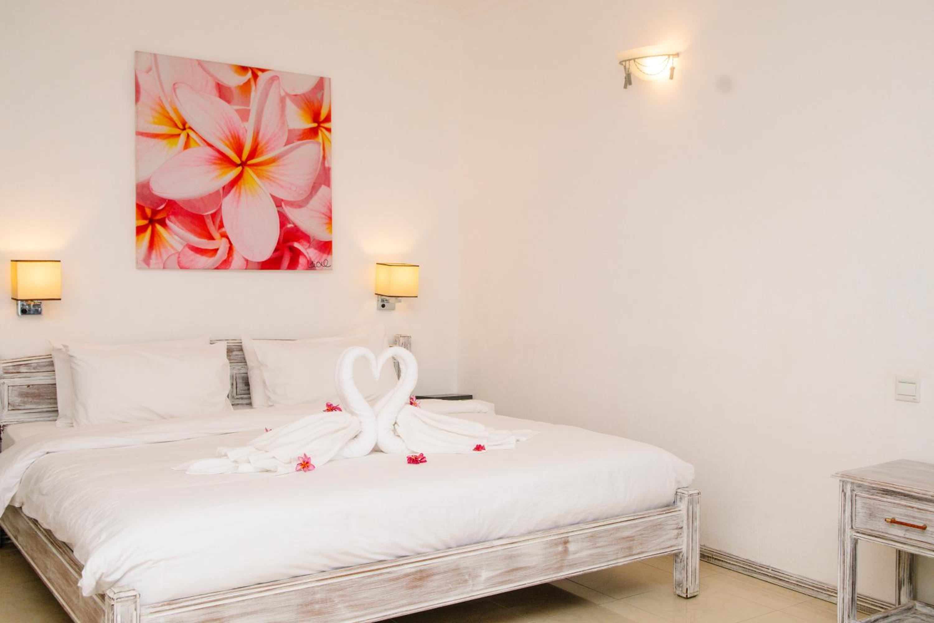 Deluxe Room with Sea View - Photo 10