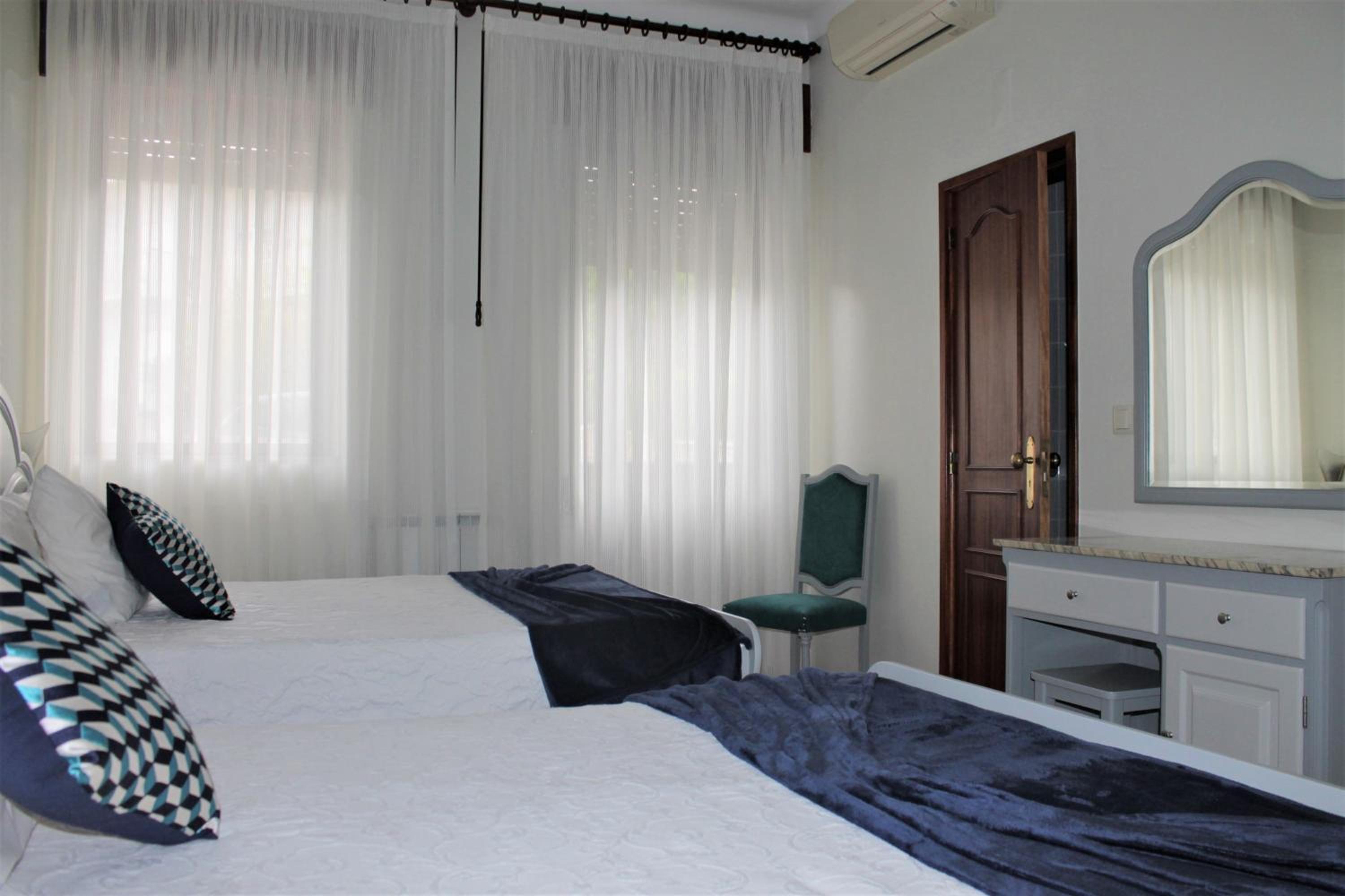 Deluxe Double Room (2 Adults + 1 Child) - Photo 5