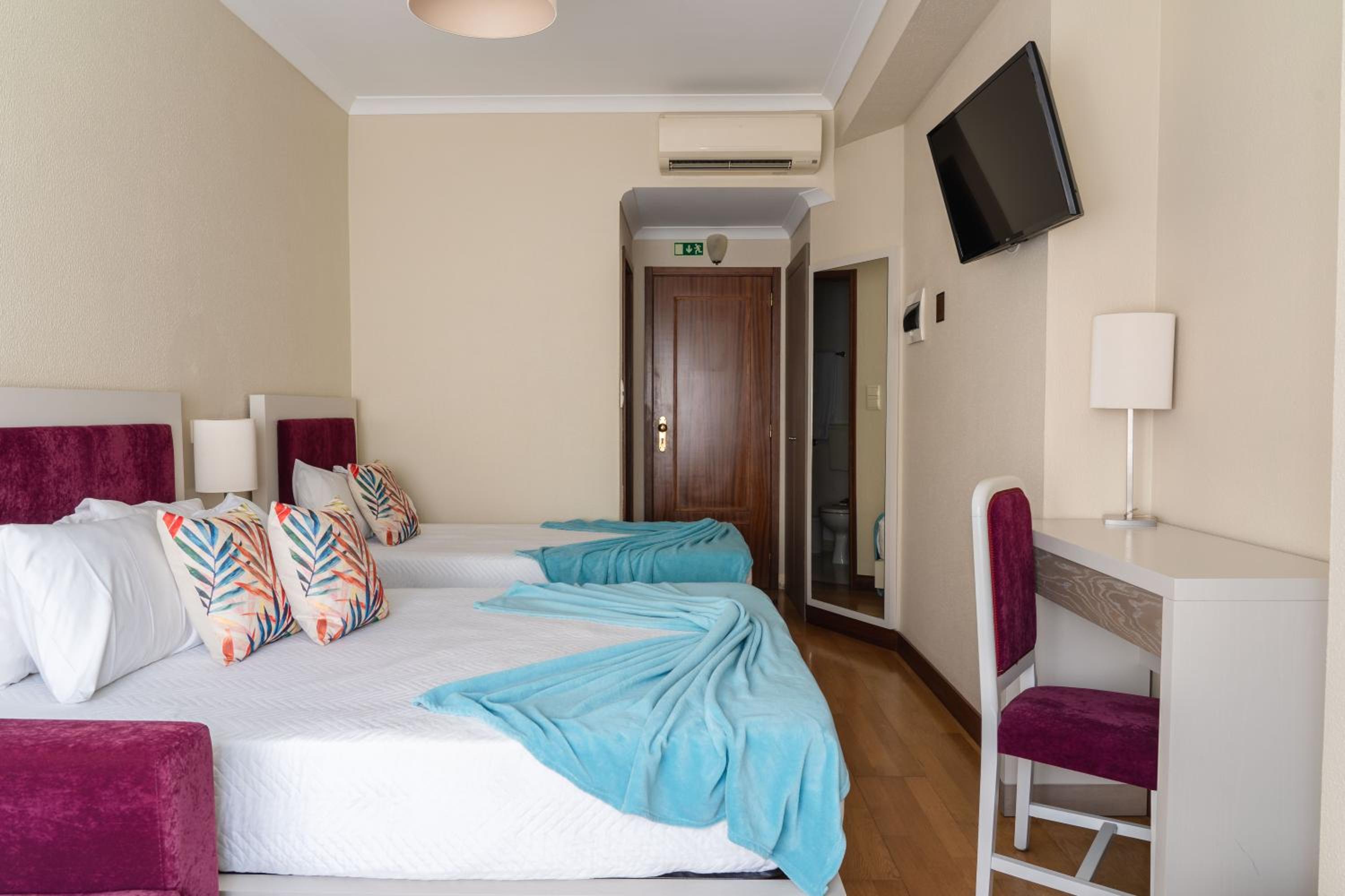Deluxe Double Room (2 Adults + 1 Child) - Photo 2