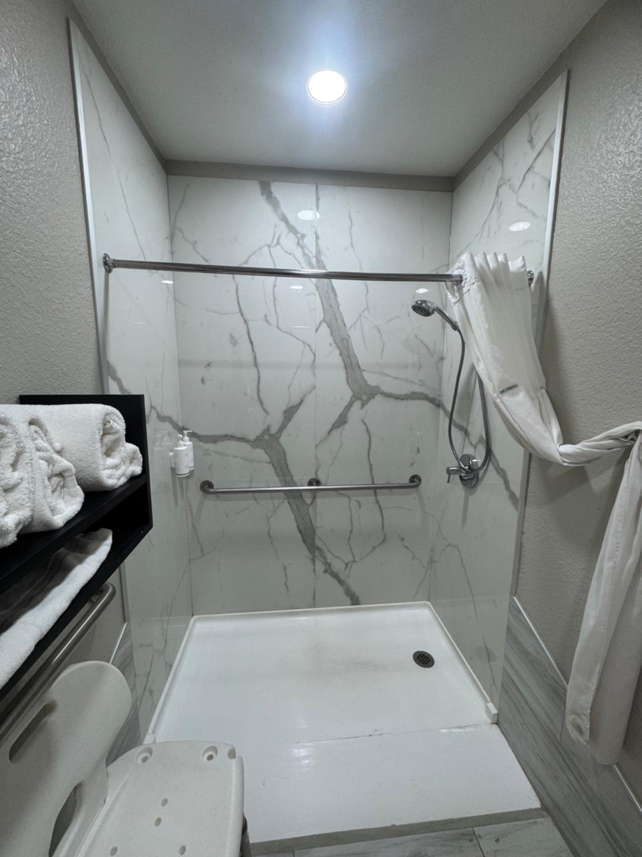 King Room with Roll-In Shower - Mobility Access/Non-Smoking photo 3