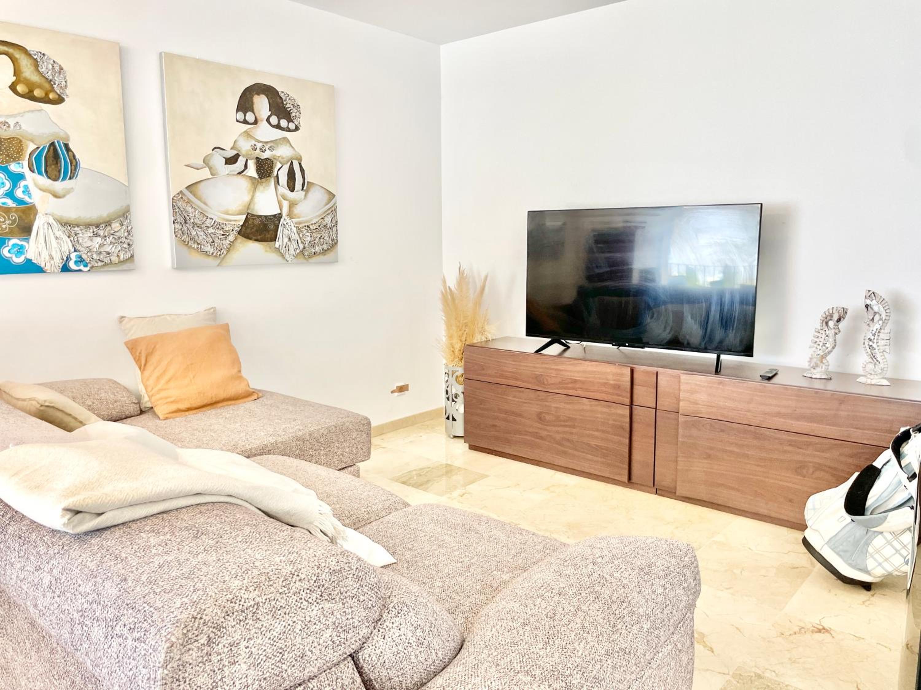 Apartamento de dos habitaciones con terraza y vista al mar