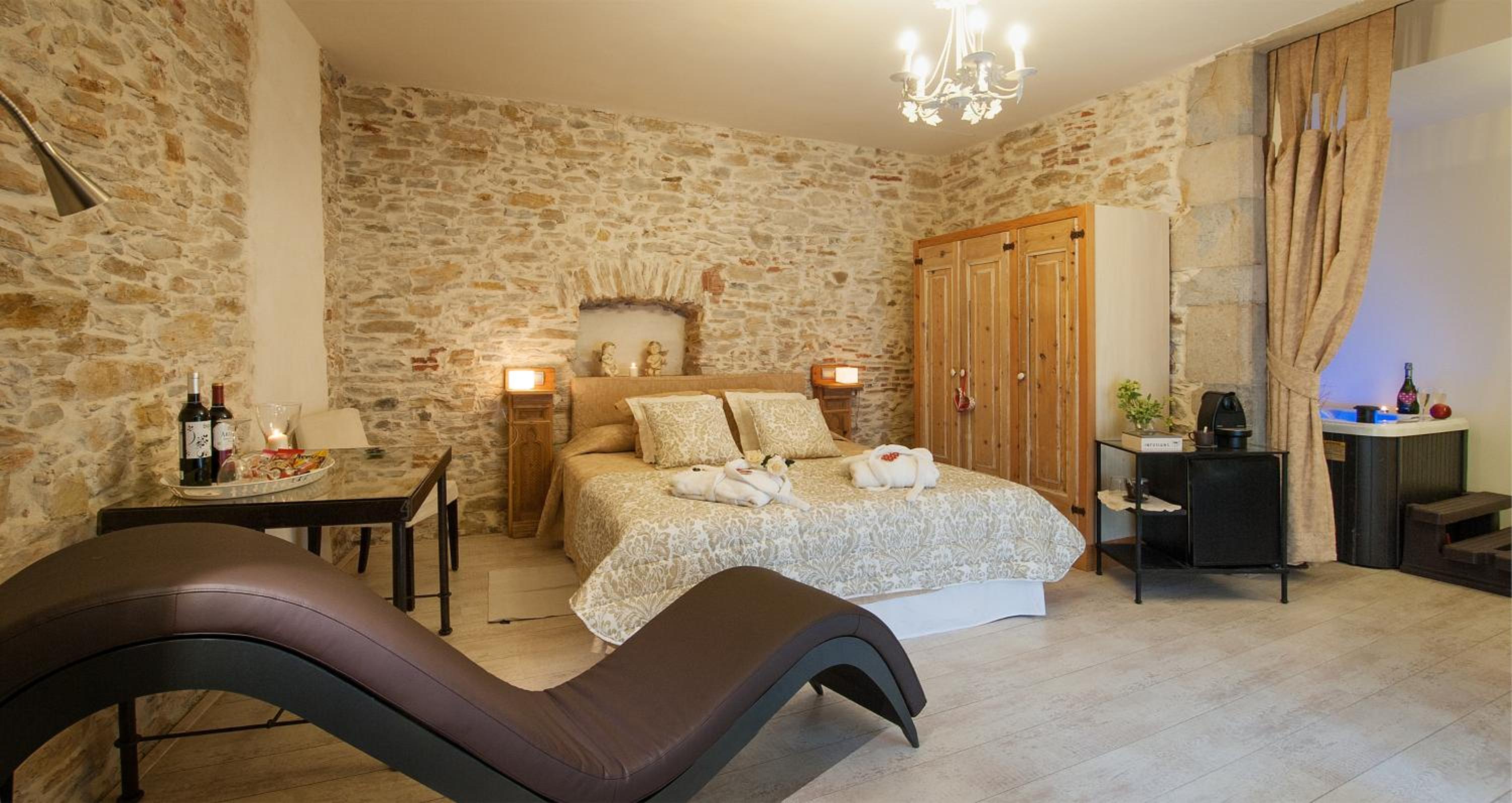 Deluxe Suite with Spa Bath - Photo 4