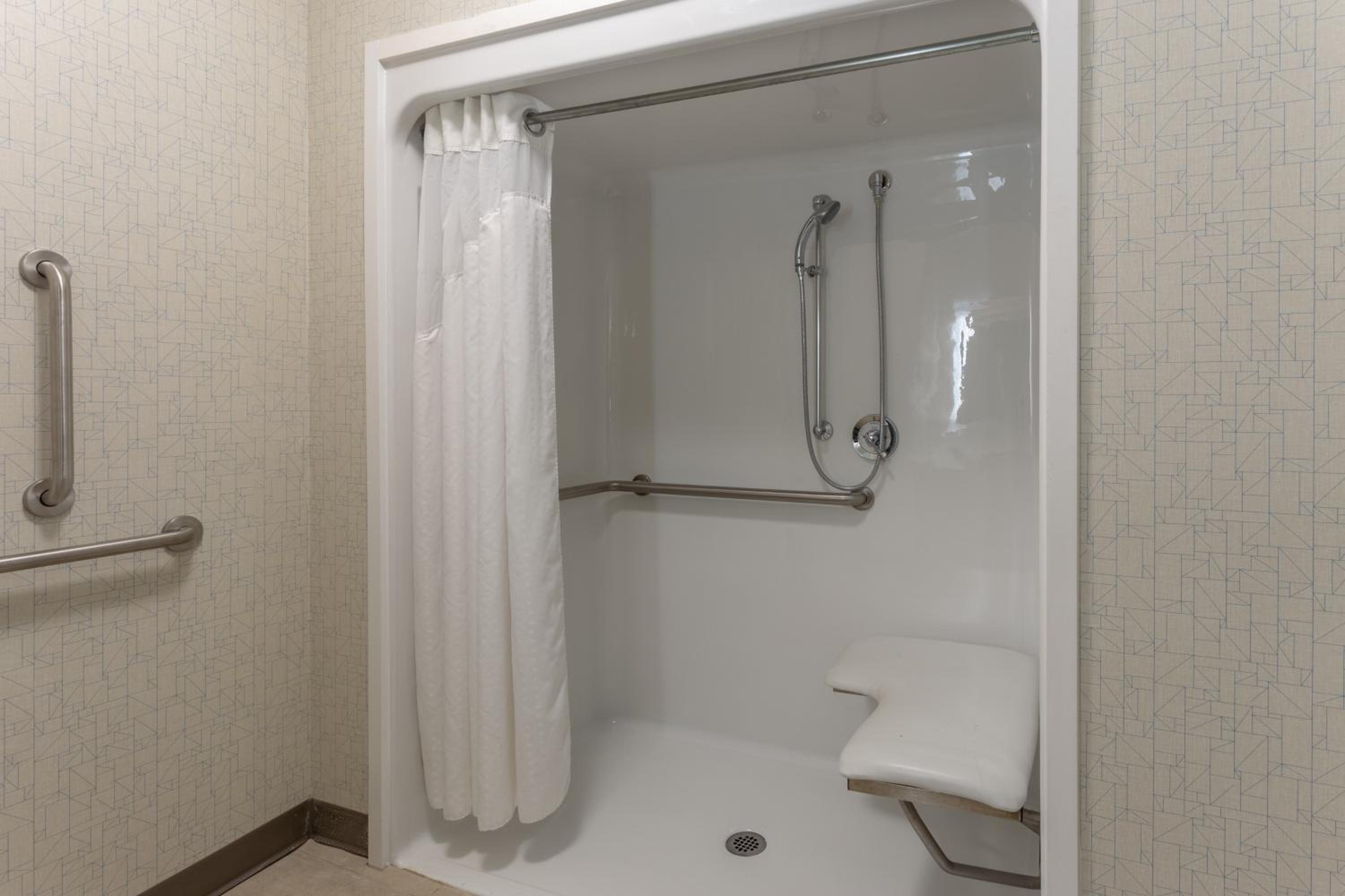 King Room - Mobility Access/Roll in Shower - Non-Smoking