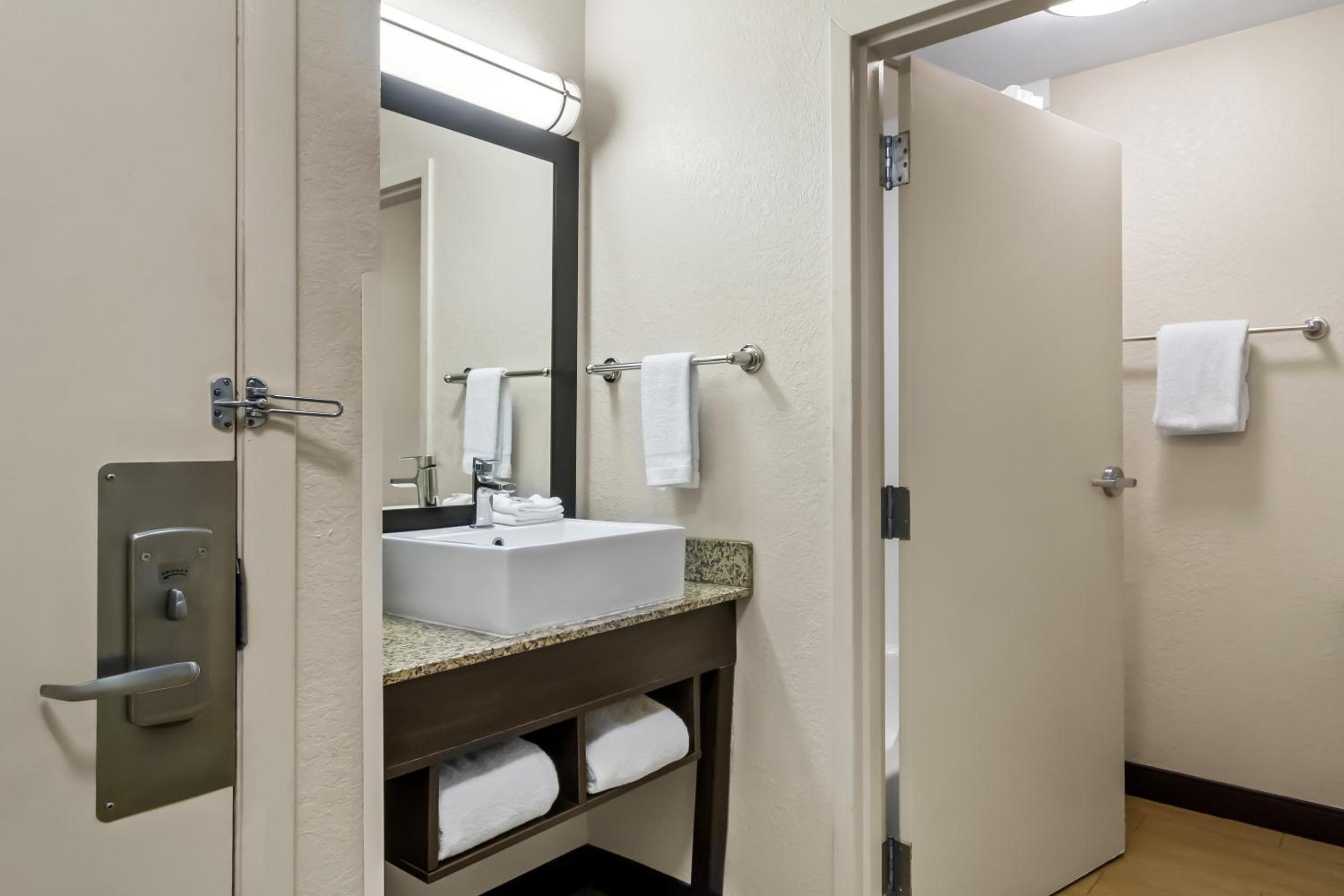 Deluxe Room with Two Double Beds Smoke Free - Photo 6