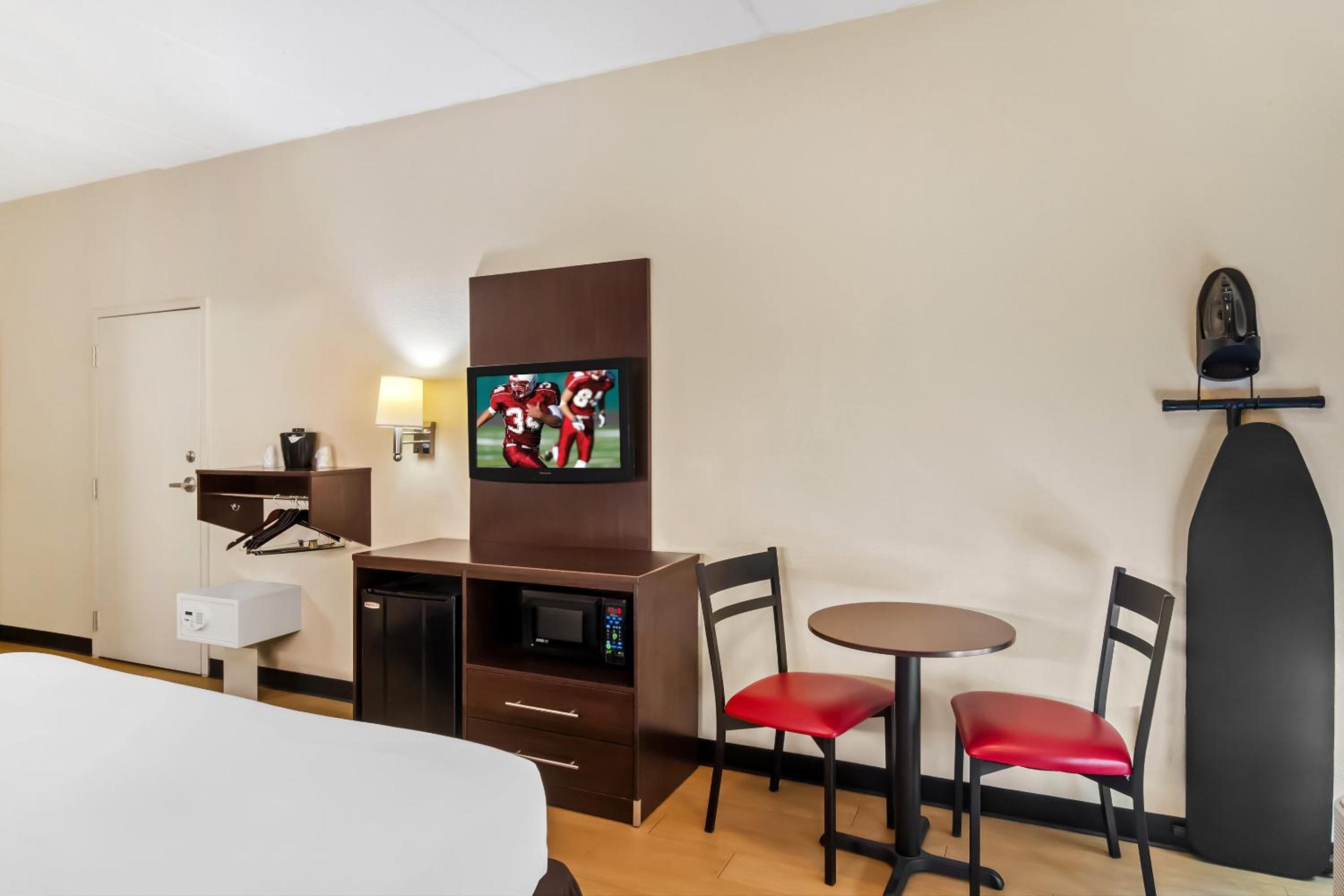 Superior King Room Disability Access Smoke Free - Photo 6