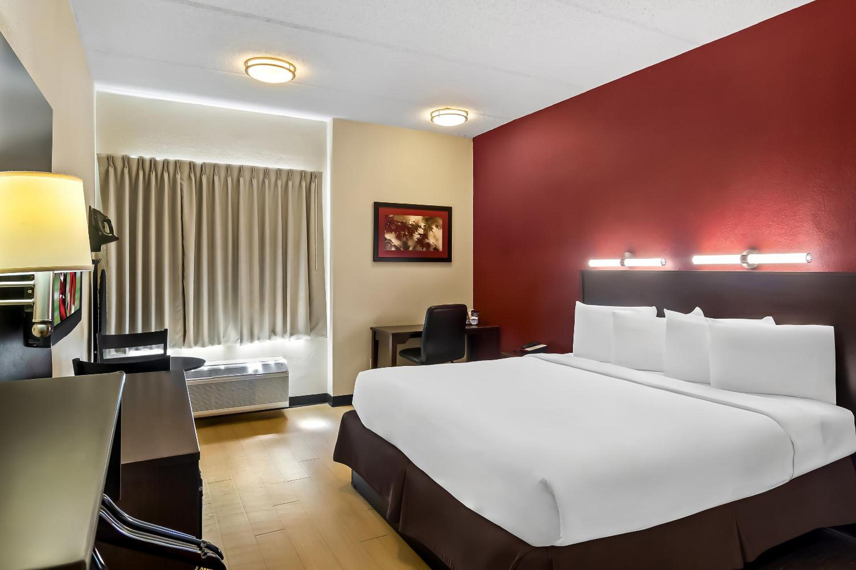 Superior King Room Disability Access Smoke Free - Photo 1
