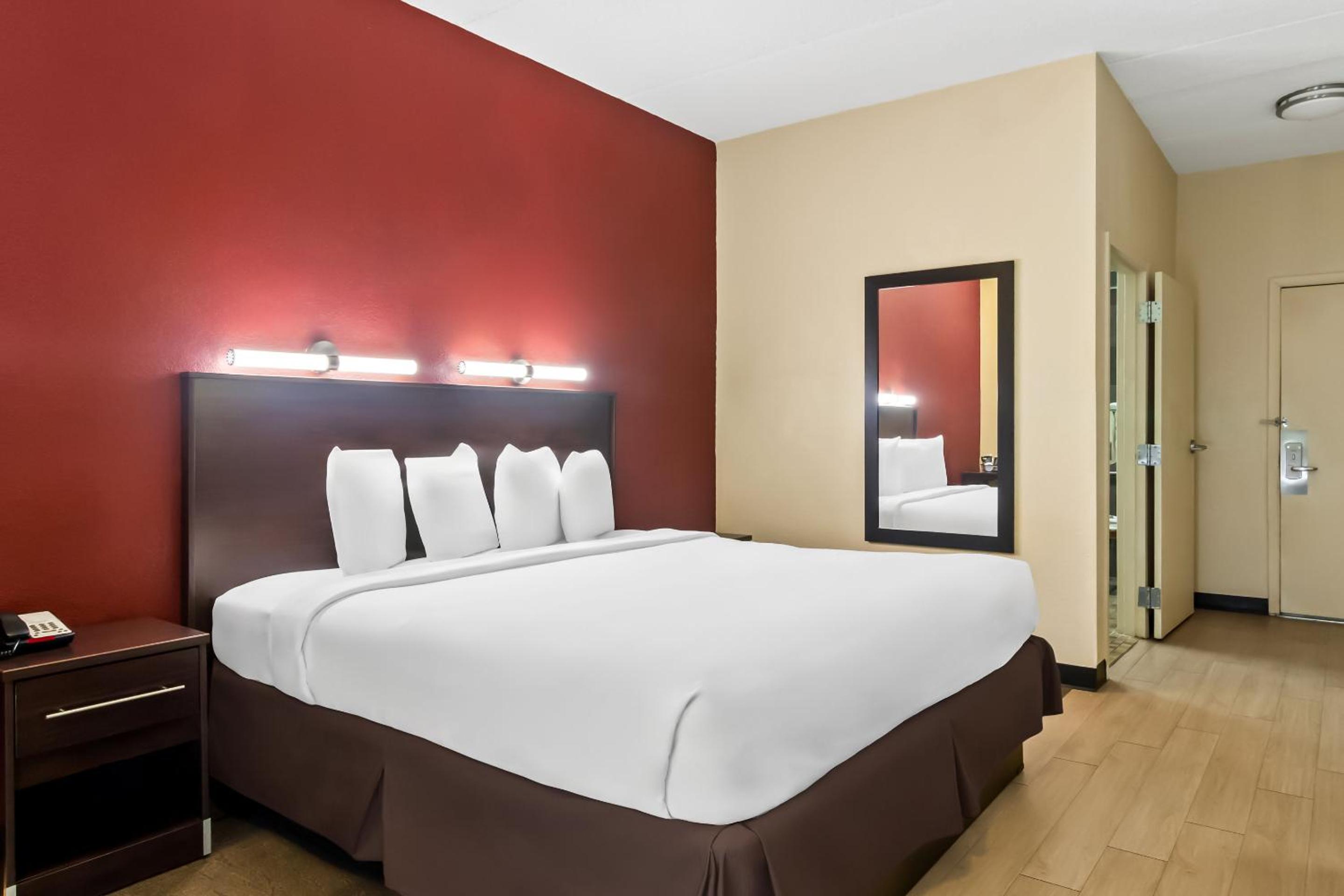 Superior King Room Disability Access Smoke Free - Photo 7