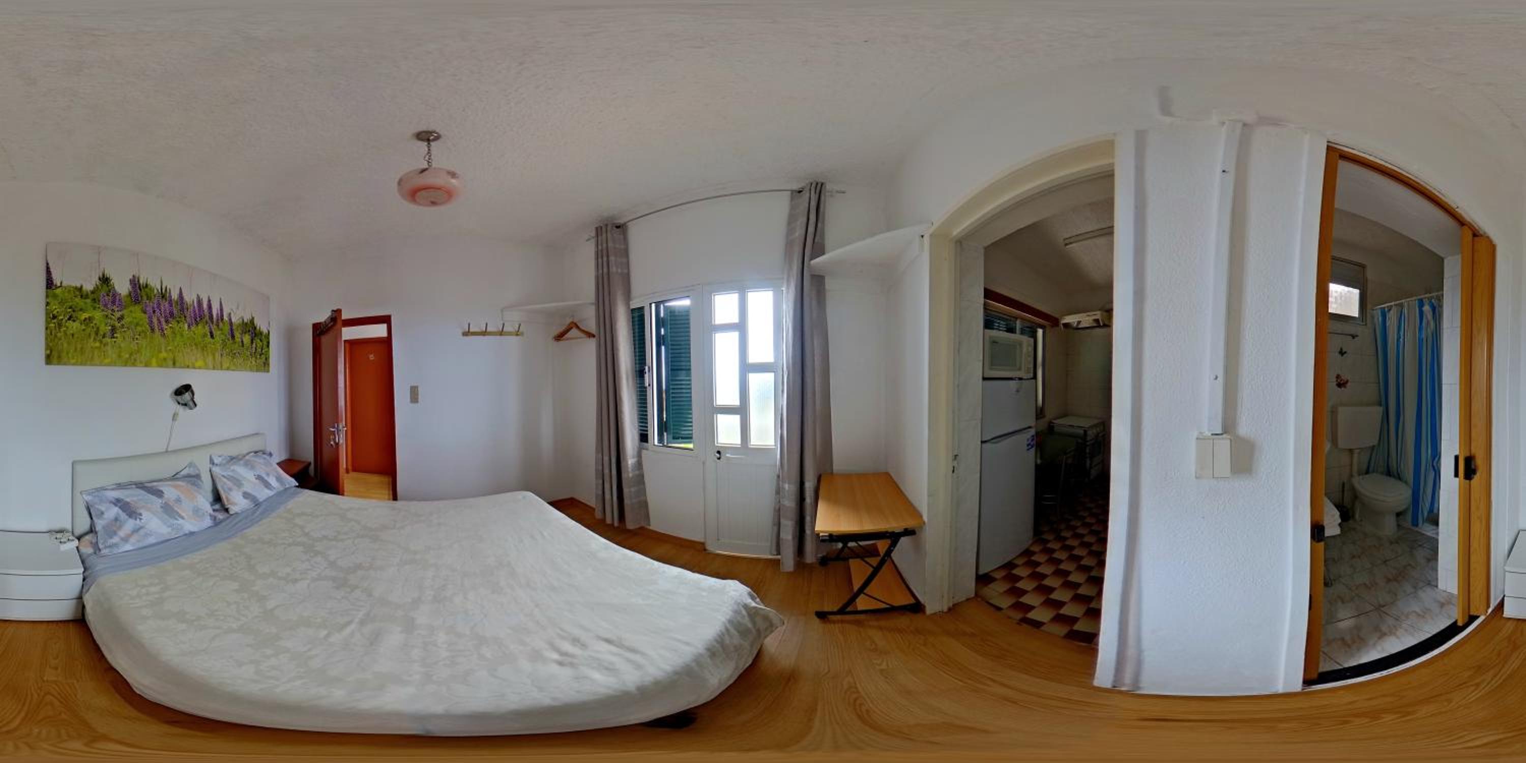 Studio Apartment - Photo 1