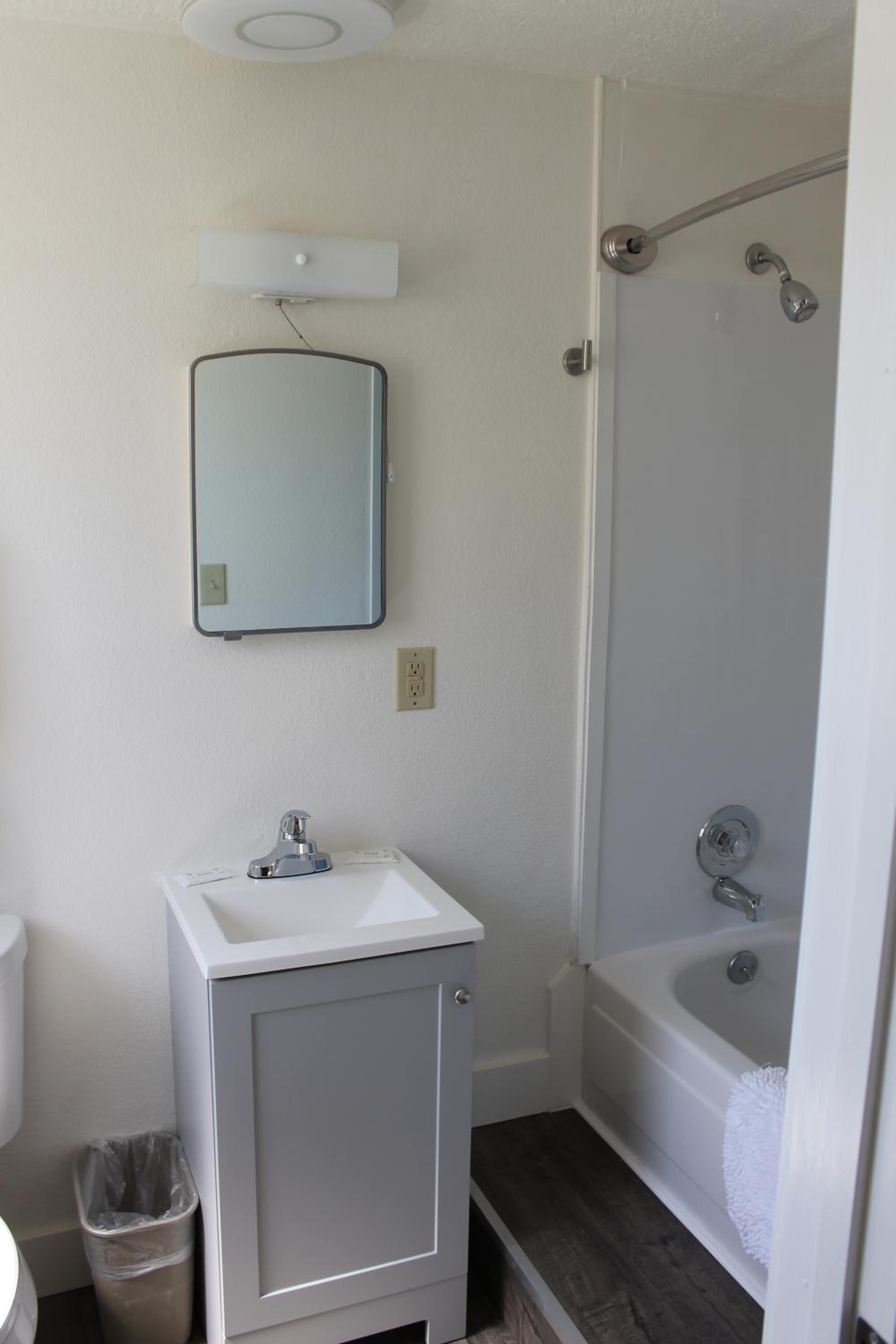 Deluxe King Room - Photo 3