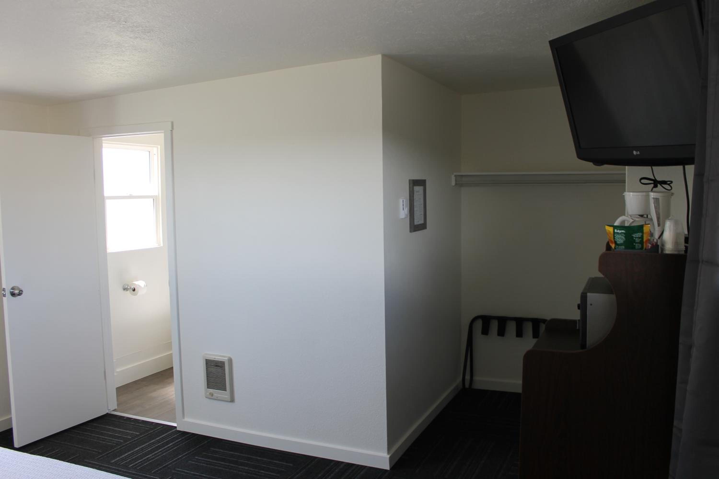 Deluxe King Room - Photo 5