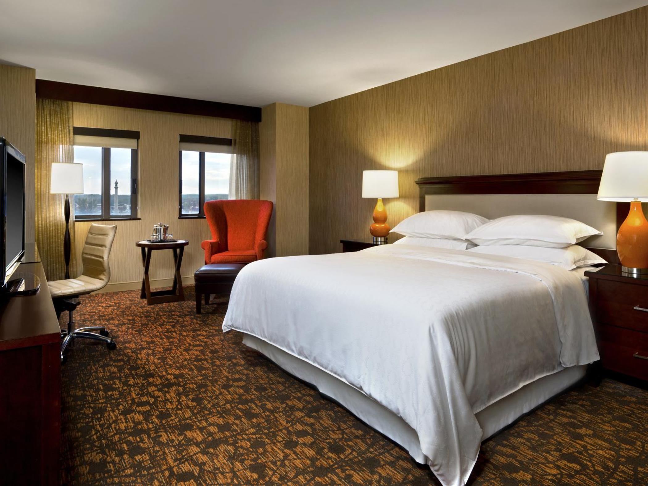 Guest room, 1 King, Corner room - Photo 1