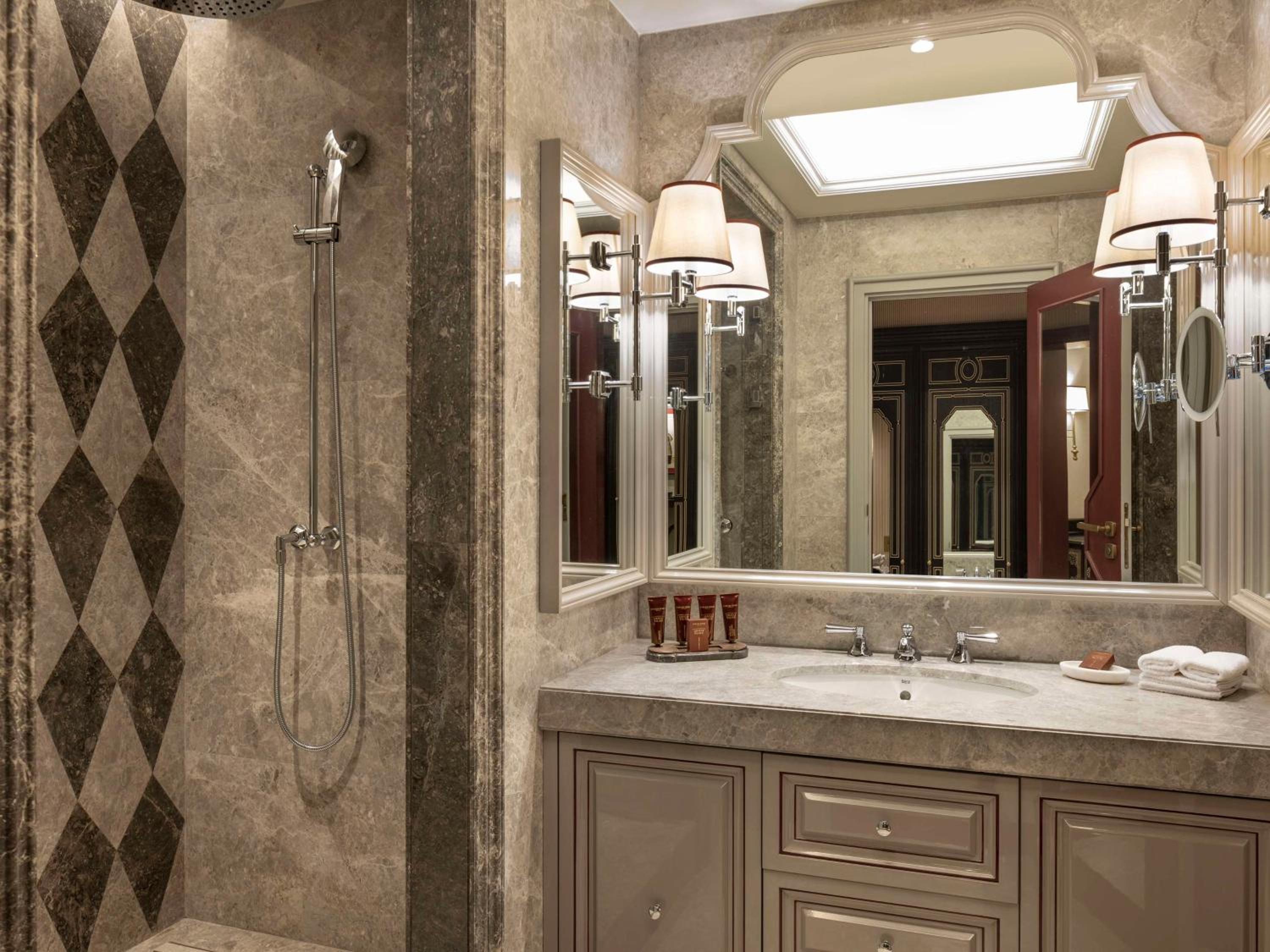 Grand Deluxe Ciragan Bosphorus View Twin Room - Photo 10