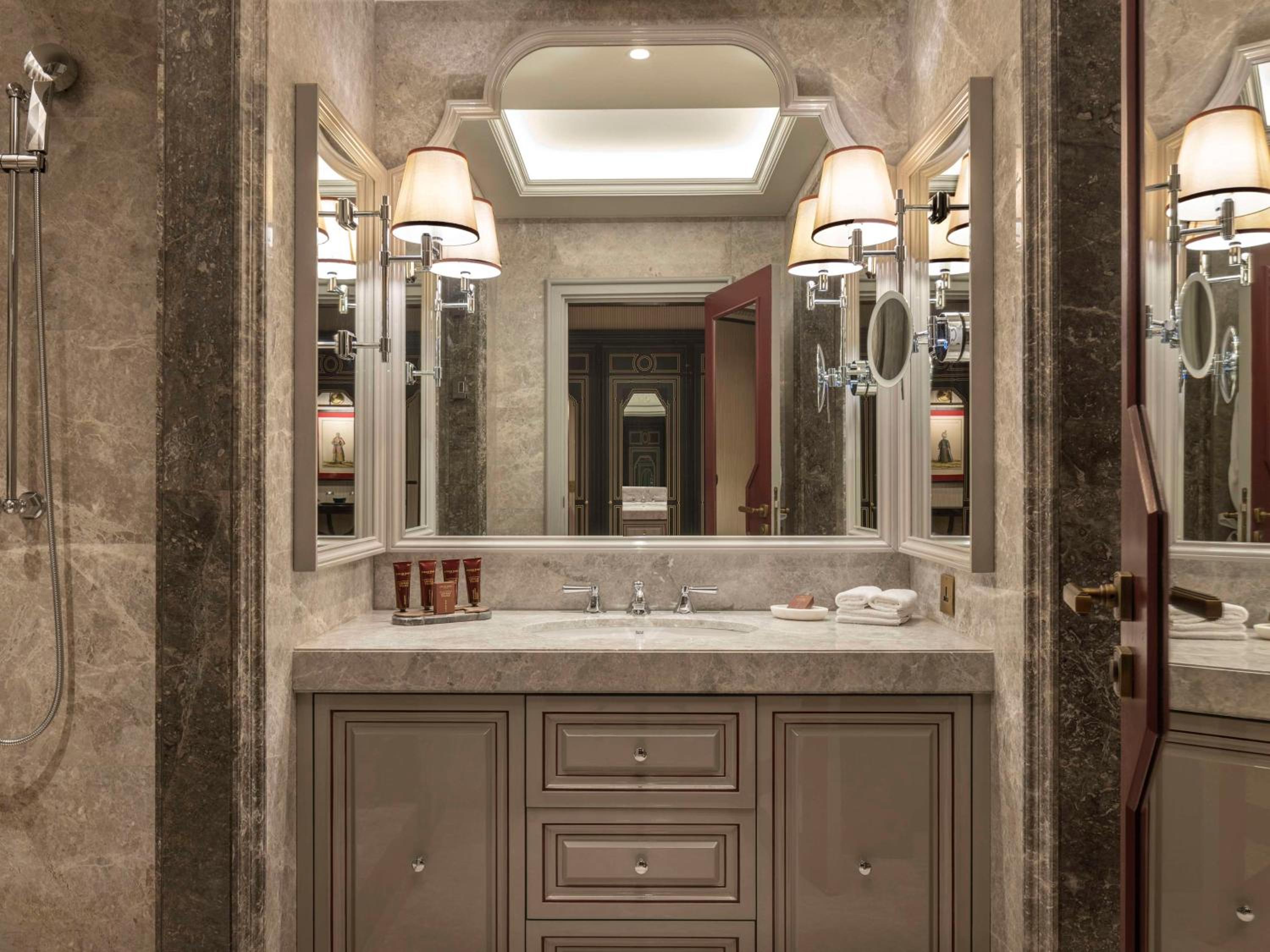 Grand Deluxe Ciragan Bosphorus View Twin Room - Photo 12