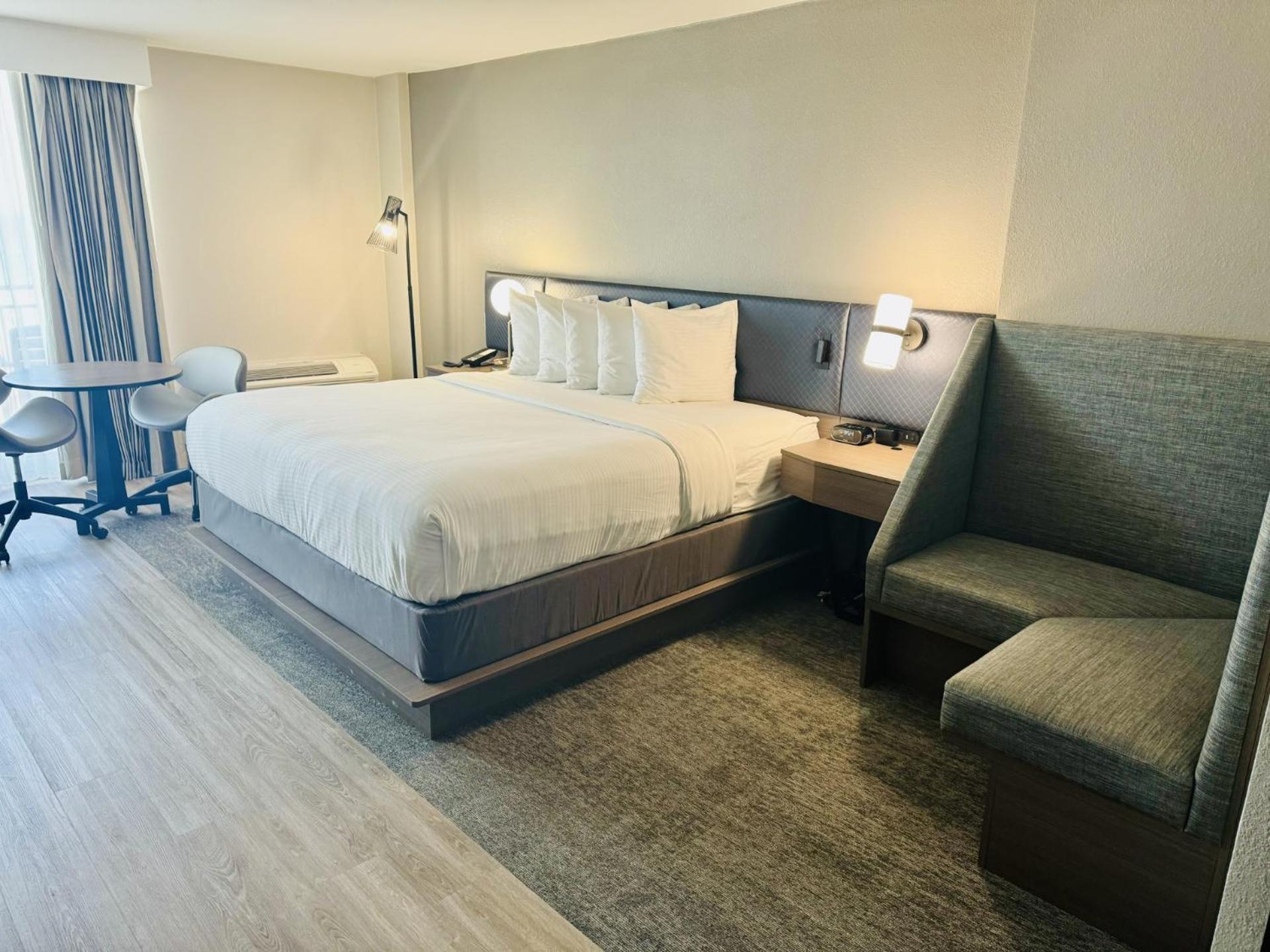 King Room with Ocean or Pool View - Non Smoking - Photo 1