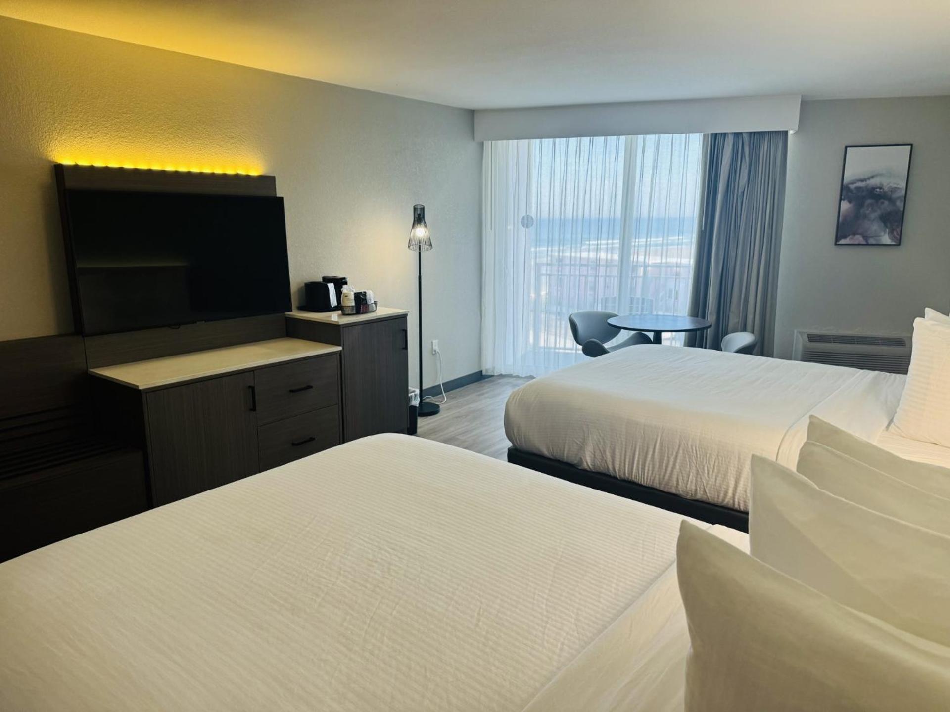 Oceanfront Queen Room with Two Queen Beds and Kitchenette - Non-Smoking - Photo 6