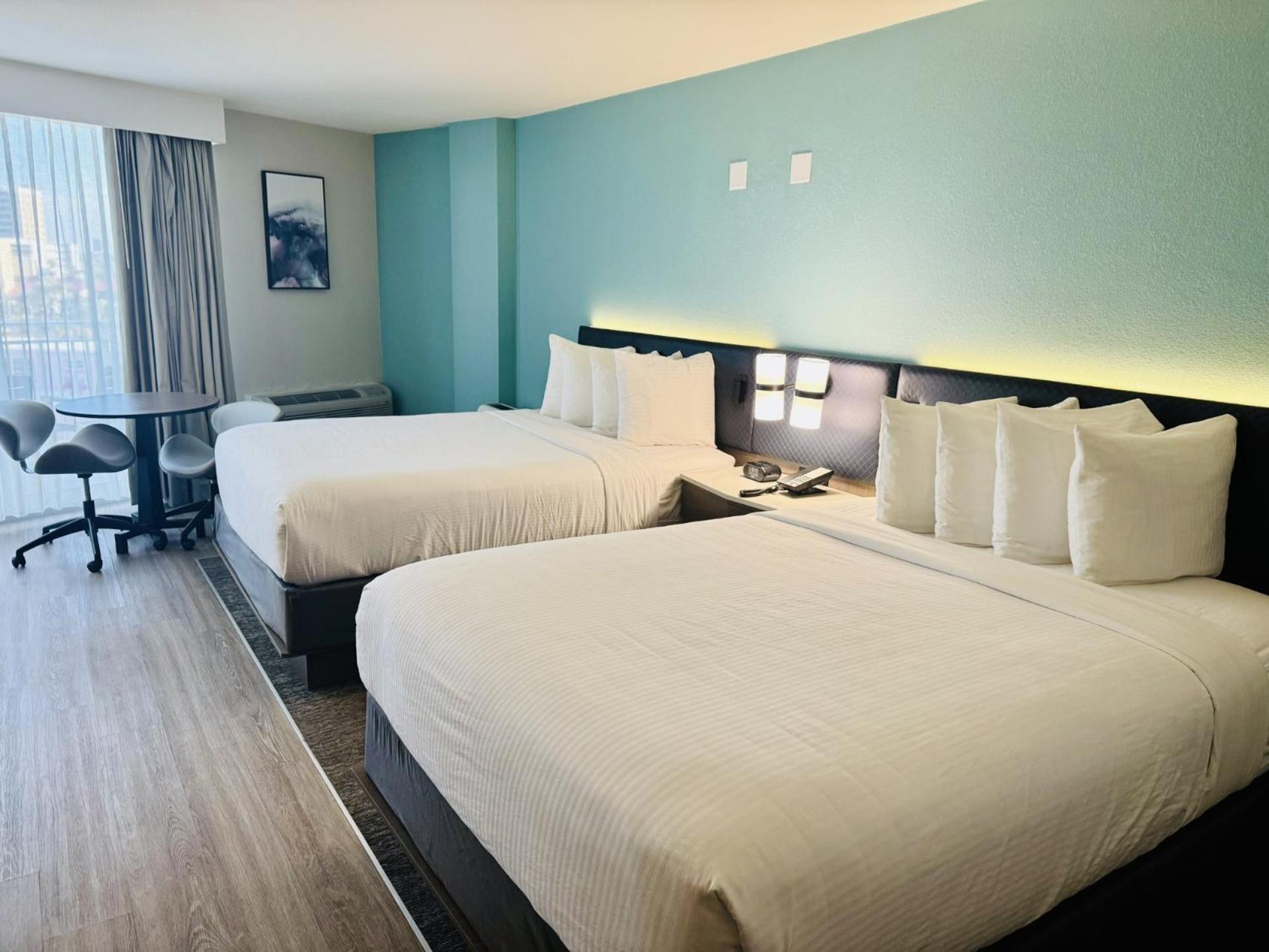 Oceanfront Queen Room with Two Queen Beds and Kitchenette - Non-Smoking - Photo 1