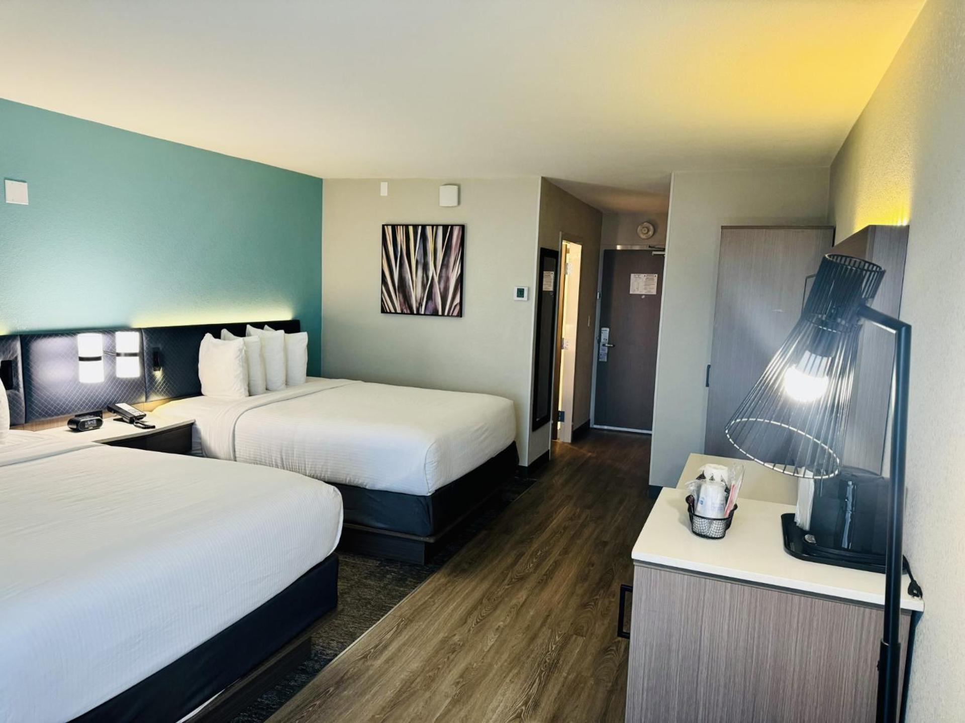 Queen Room with Two Queen Beds and City View - Non-Smoking - Photo 3
