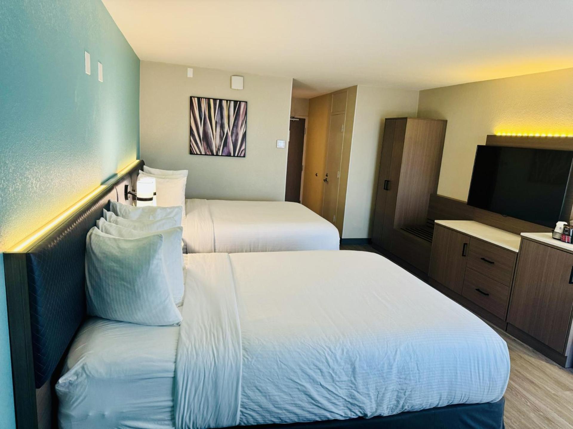 Queen Room with Two Queen Beds with Ocean View - Kitchenette/Non-Smoking - Photo 5