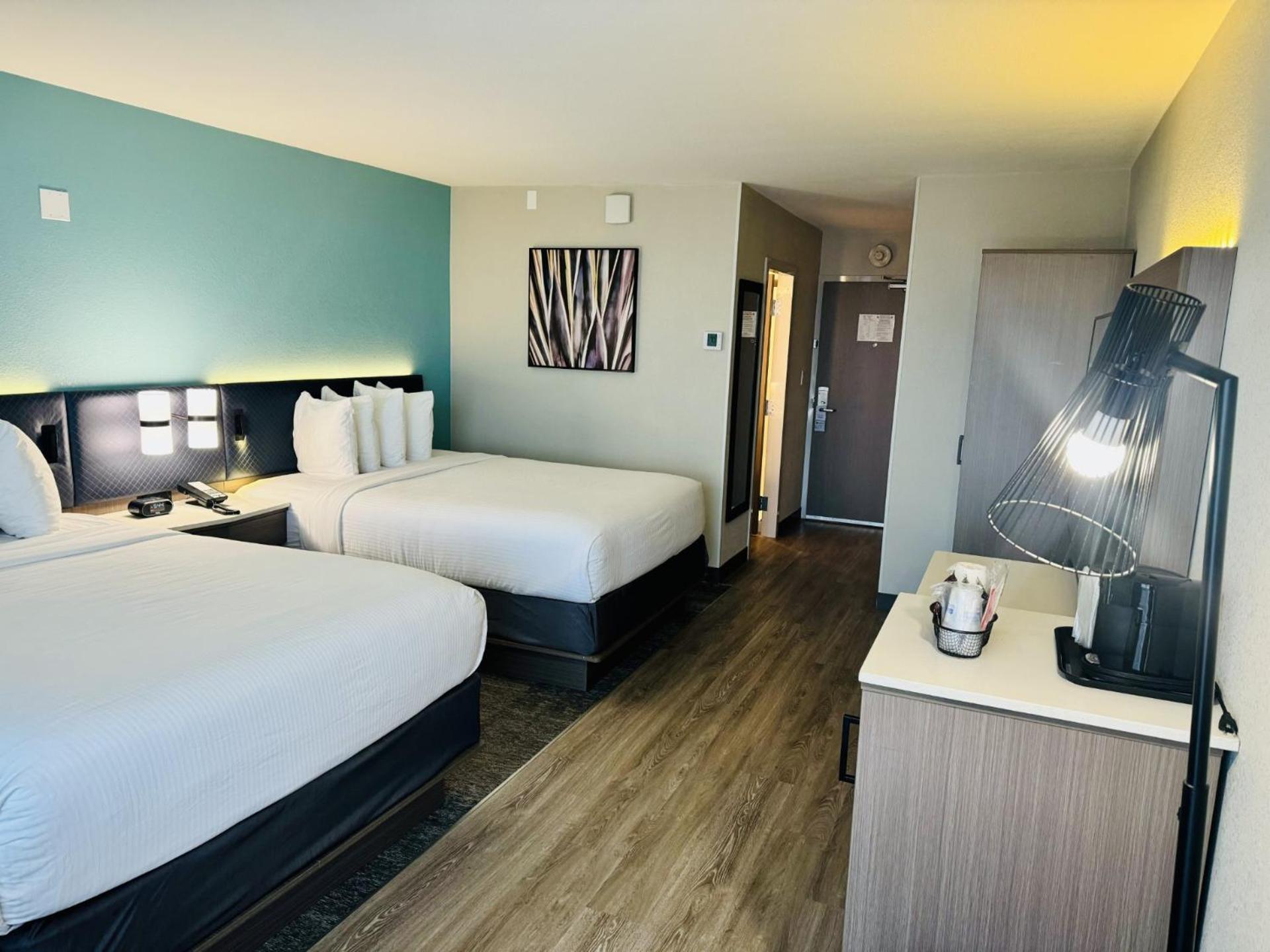 Queen Room with Two Queen Beds and Bath Tub - Disability Access/Non-Smoking  - Photo 3