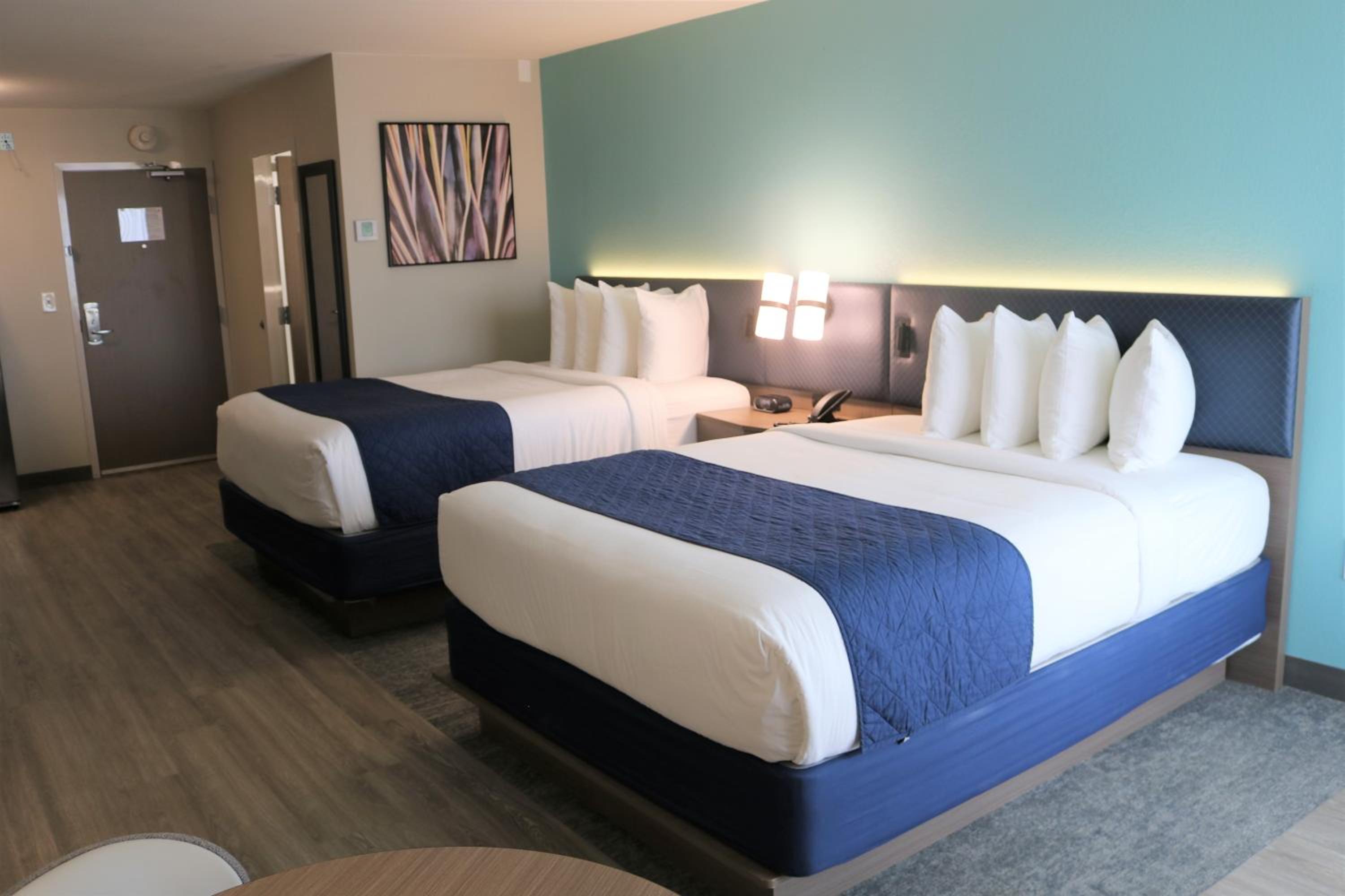 Queen Room with Two Queen Beds and Bath Tub - Disability Access/Non-Smoking  - Photo 1