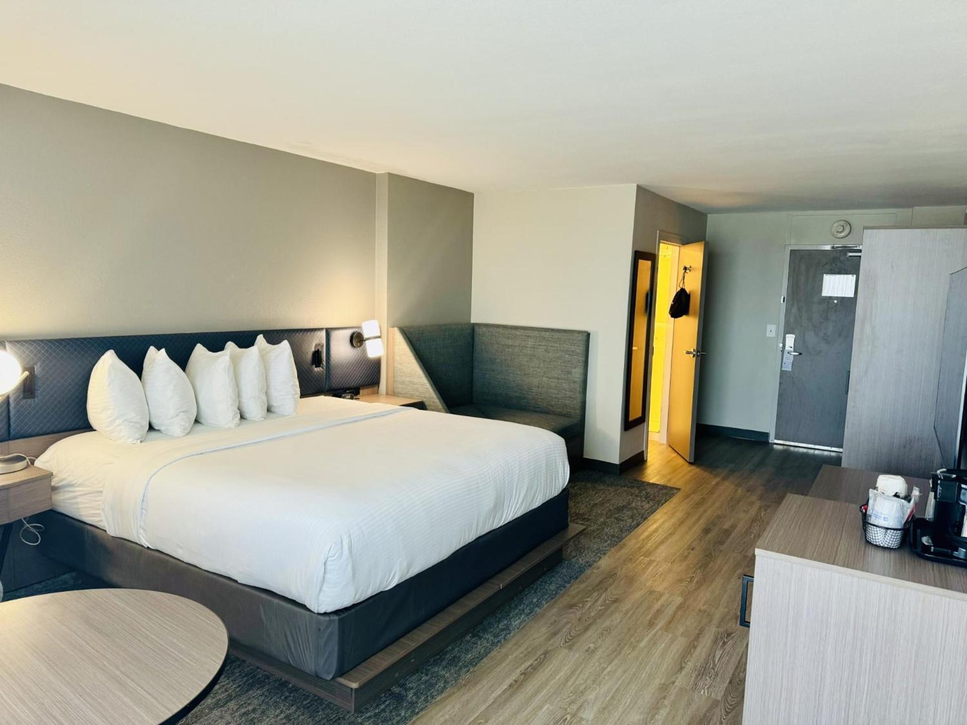 King Room with Ocean or Pool View - Non Smoking - Photo 4