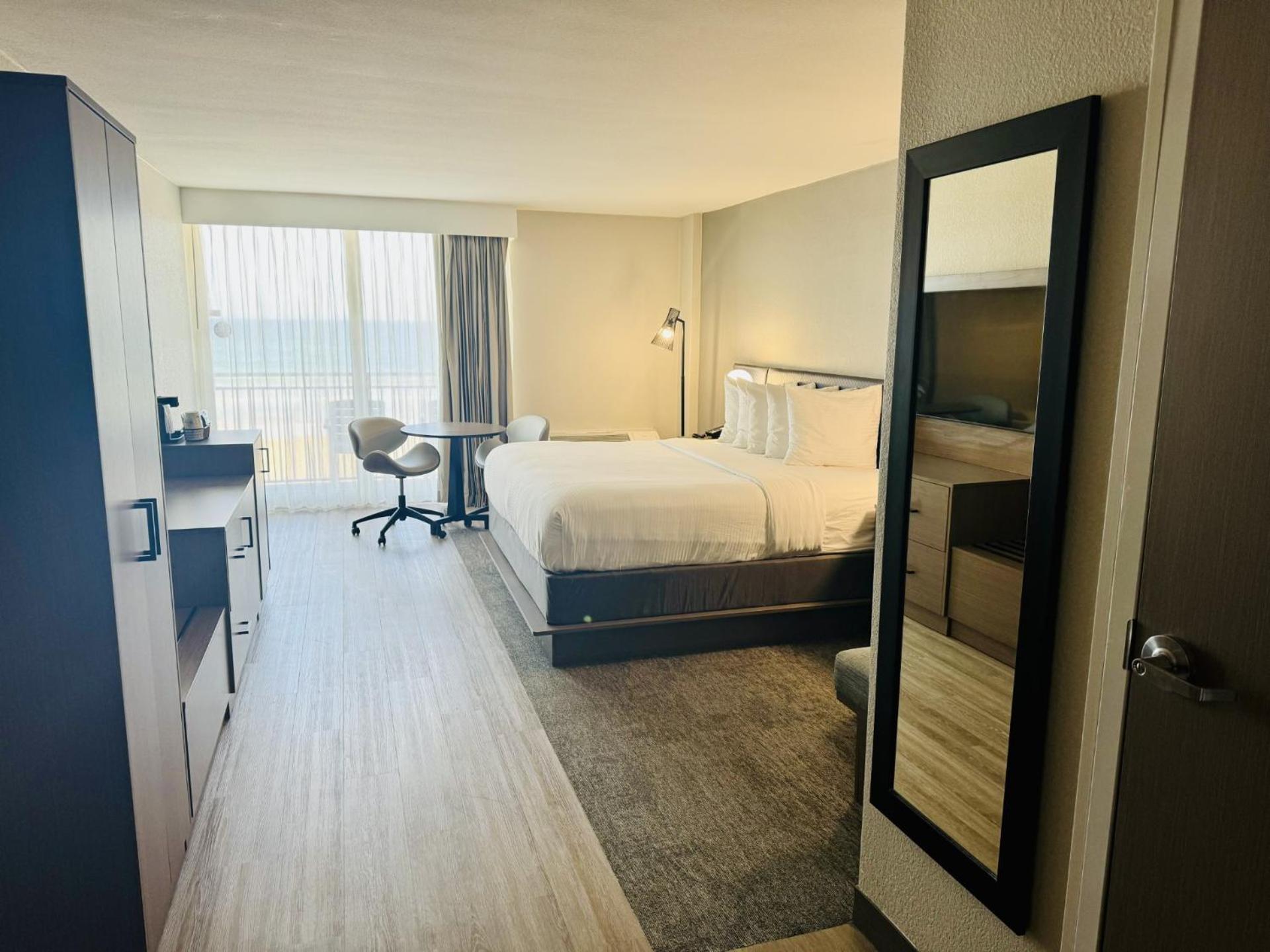 King Room with City View - Non-Smoking - Photo 2