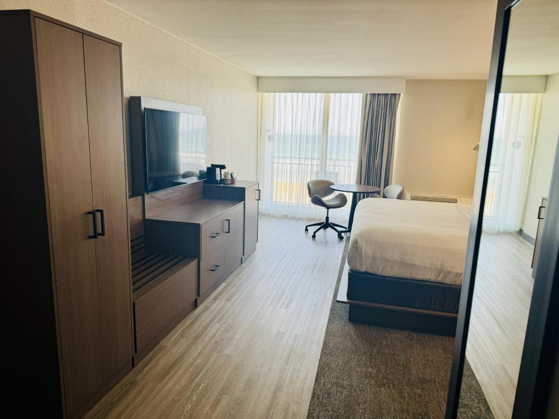 King Room - Ocean Front/Non-Smoking - Photo 2