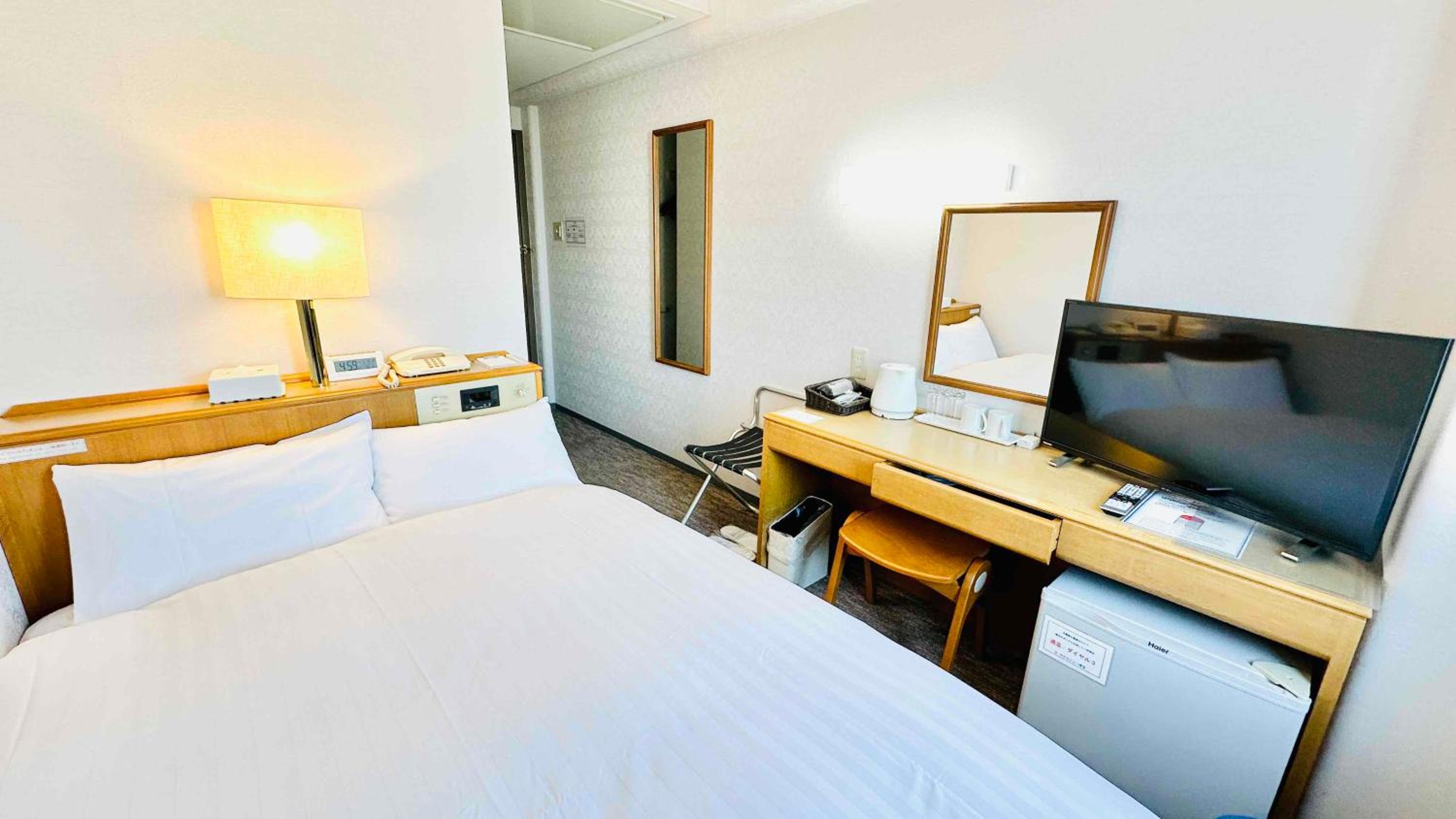 Double Room with Small Double Bed and Private Bathroom - Smoking - Photo 1