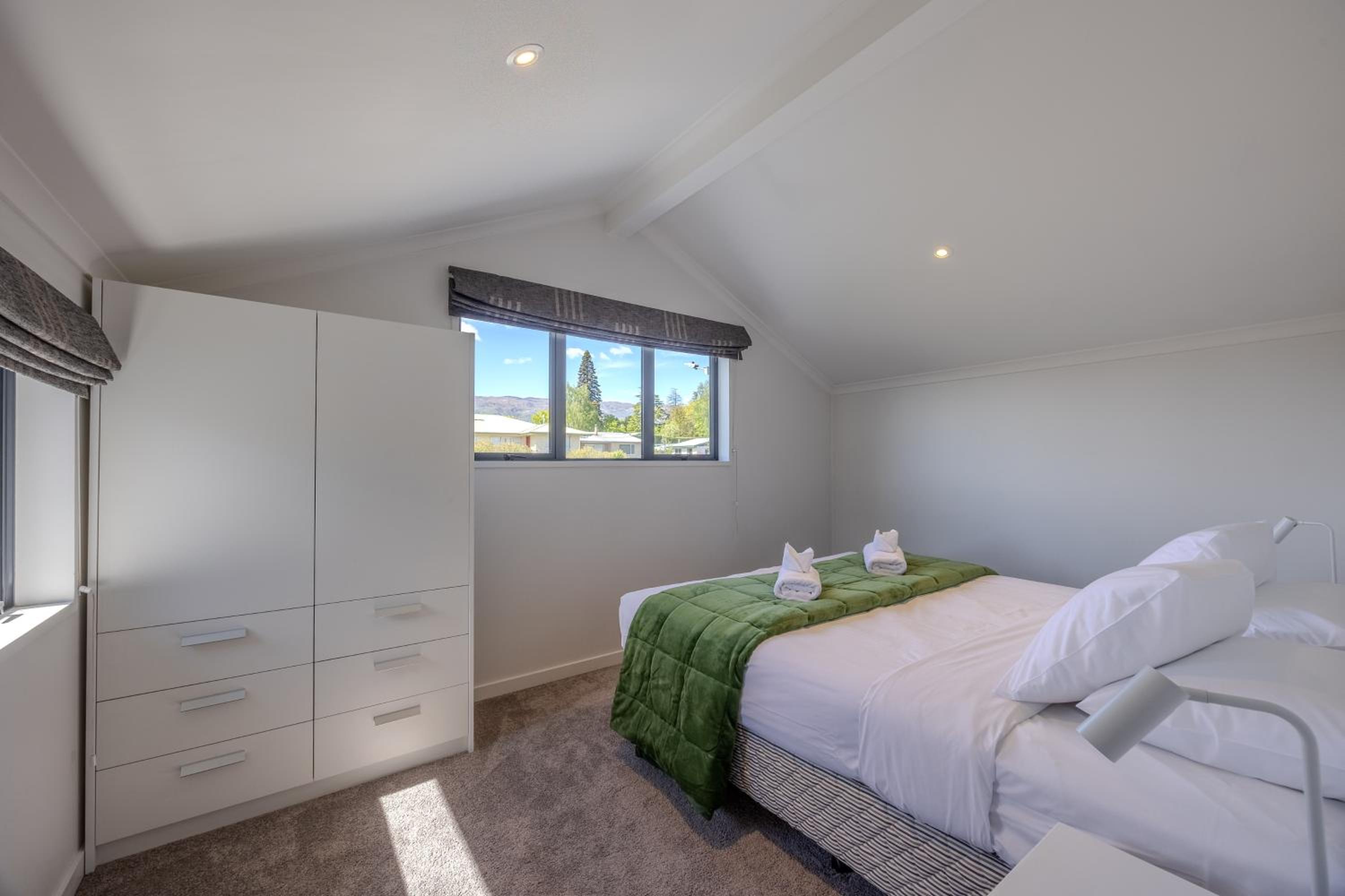 Five-Bedroom House photo 1