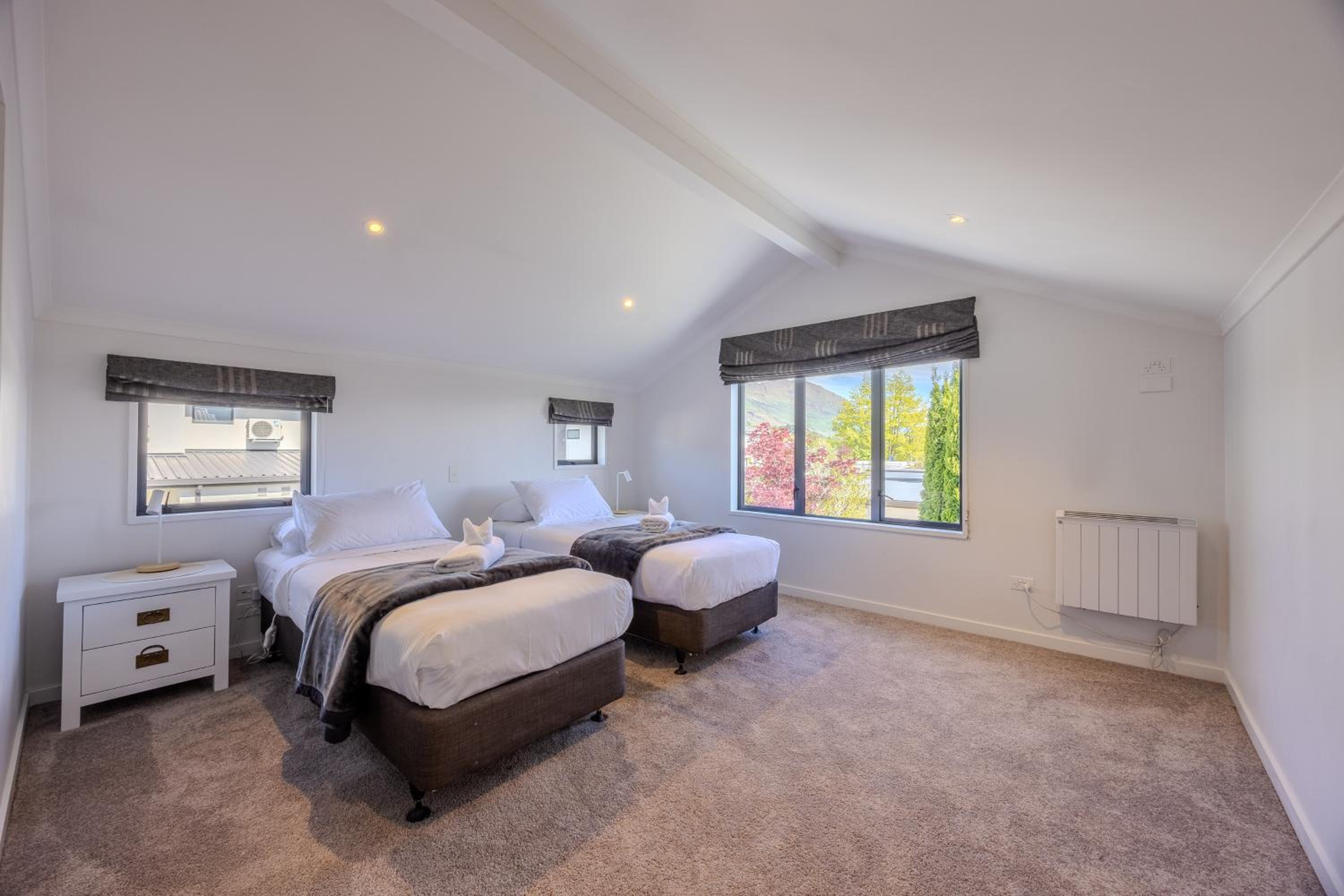 Five-Bedroom House photo 2