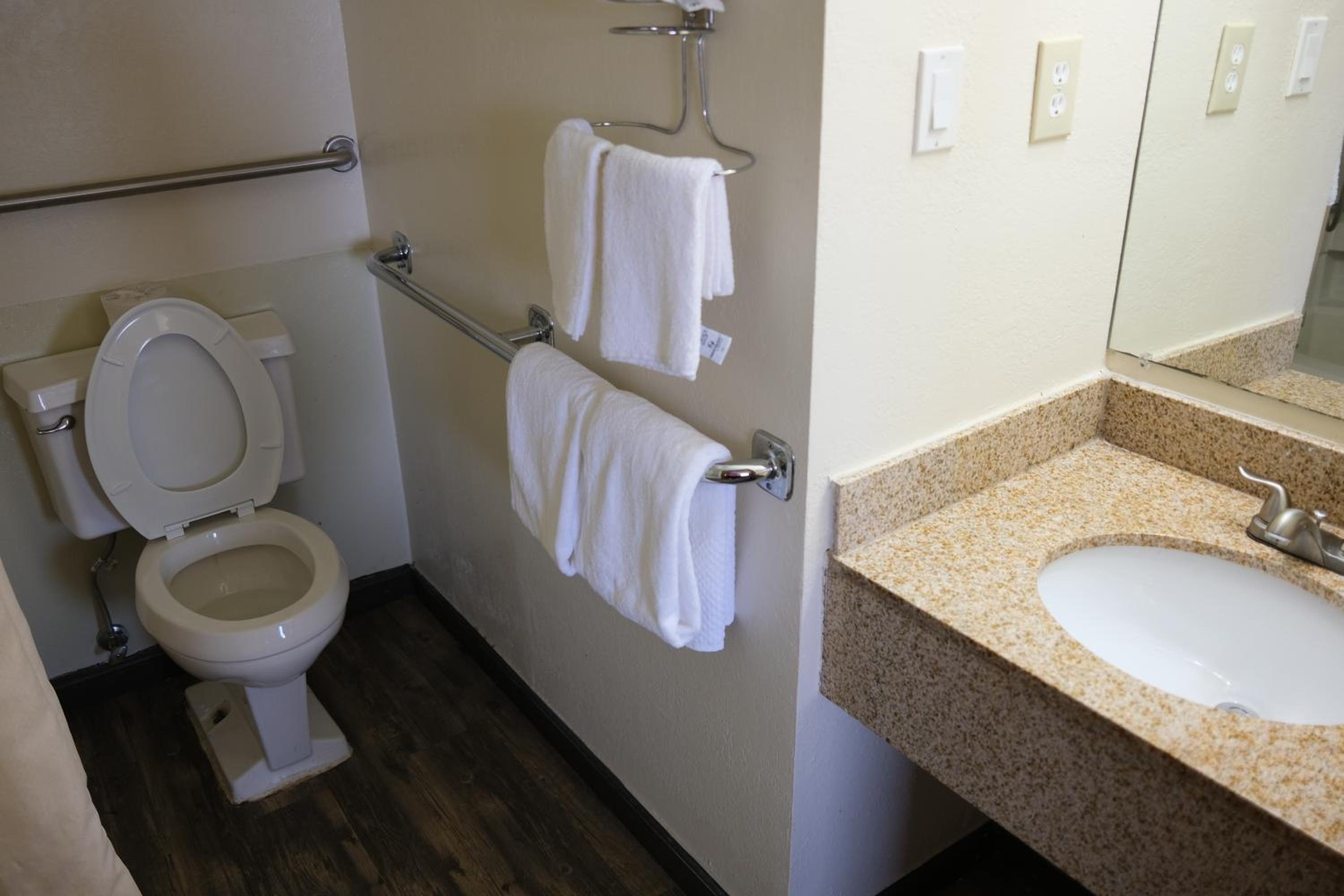 Double Room - Accessible/Non-Smoking - Photo 3