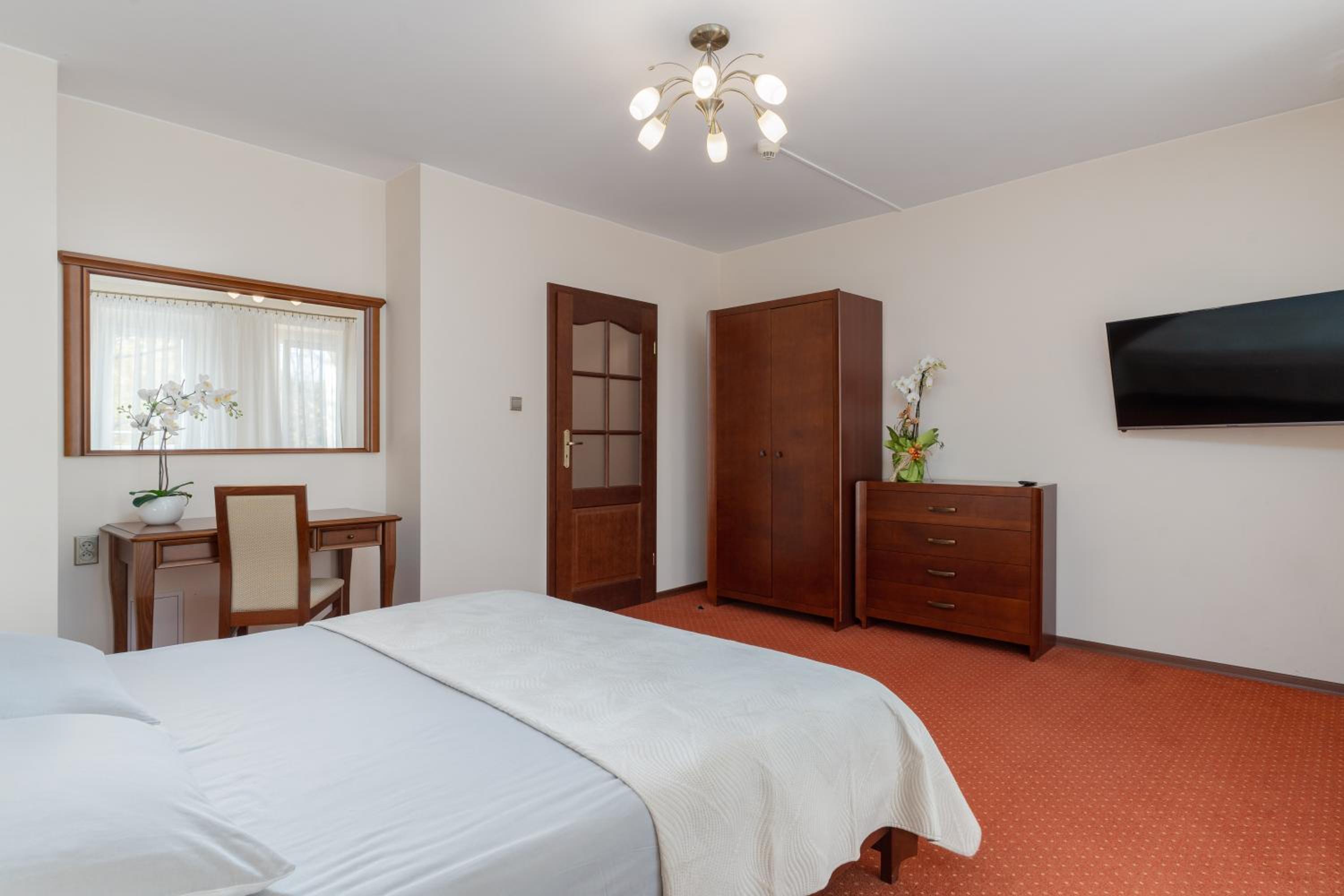 One-Bedroom Suite - Photo 5