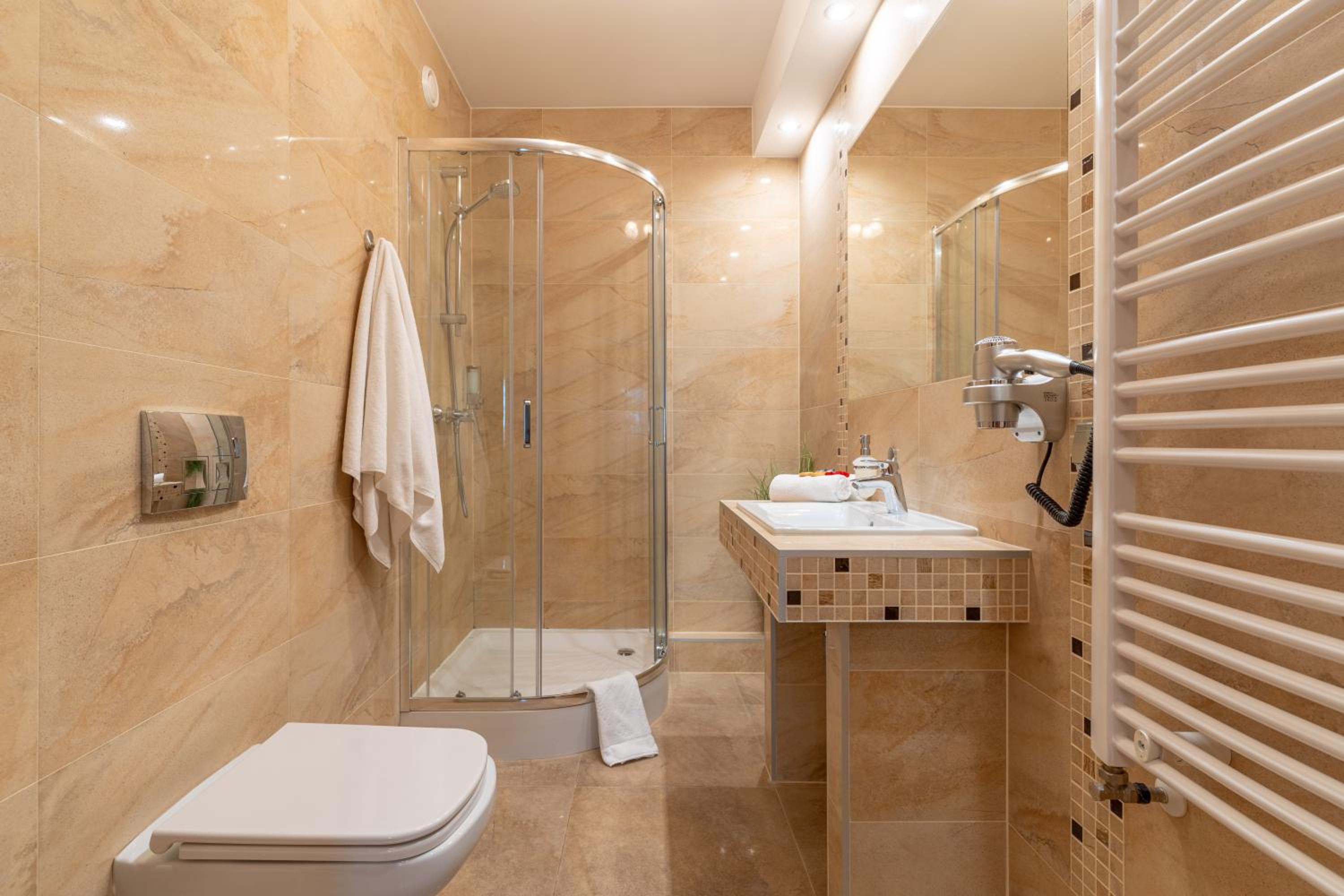 One-Bedroom Suite - Photo 2