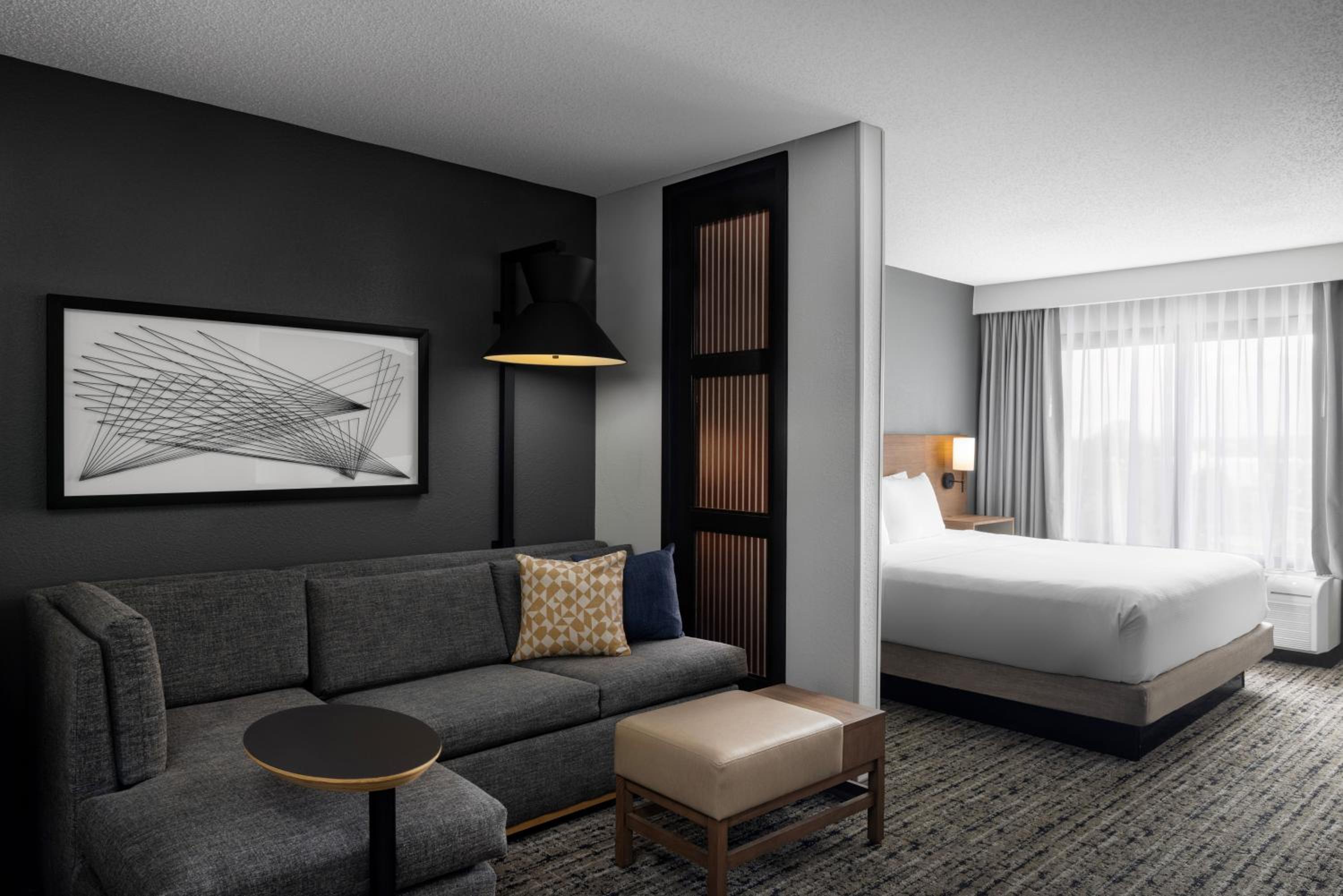 King Room with Sofa Bed - Photo 5