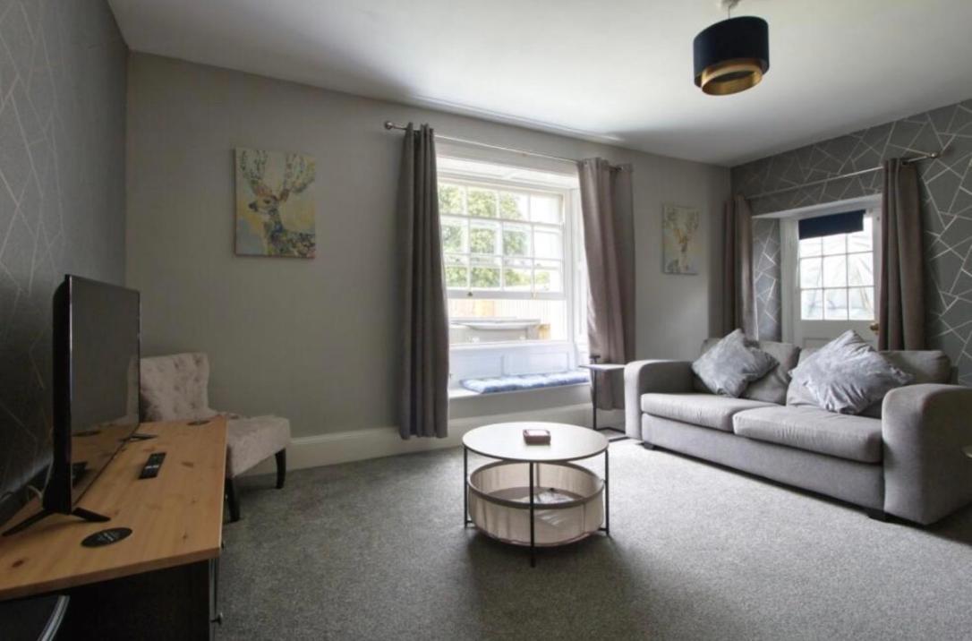 One-Bedroom Apartment - Photo 1