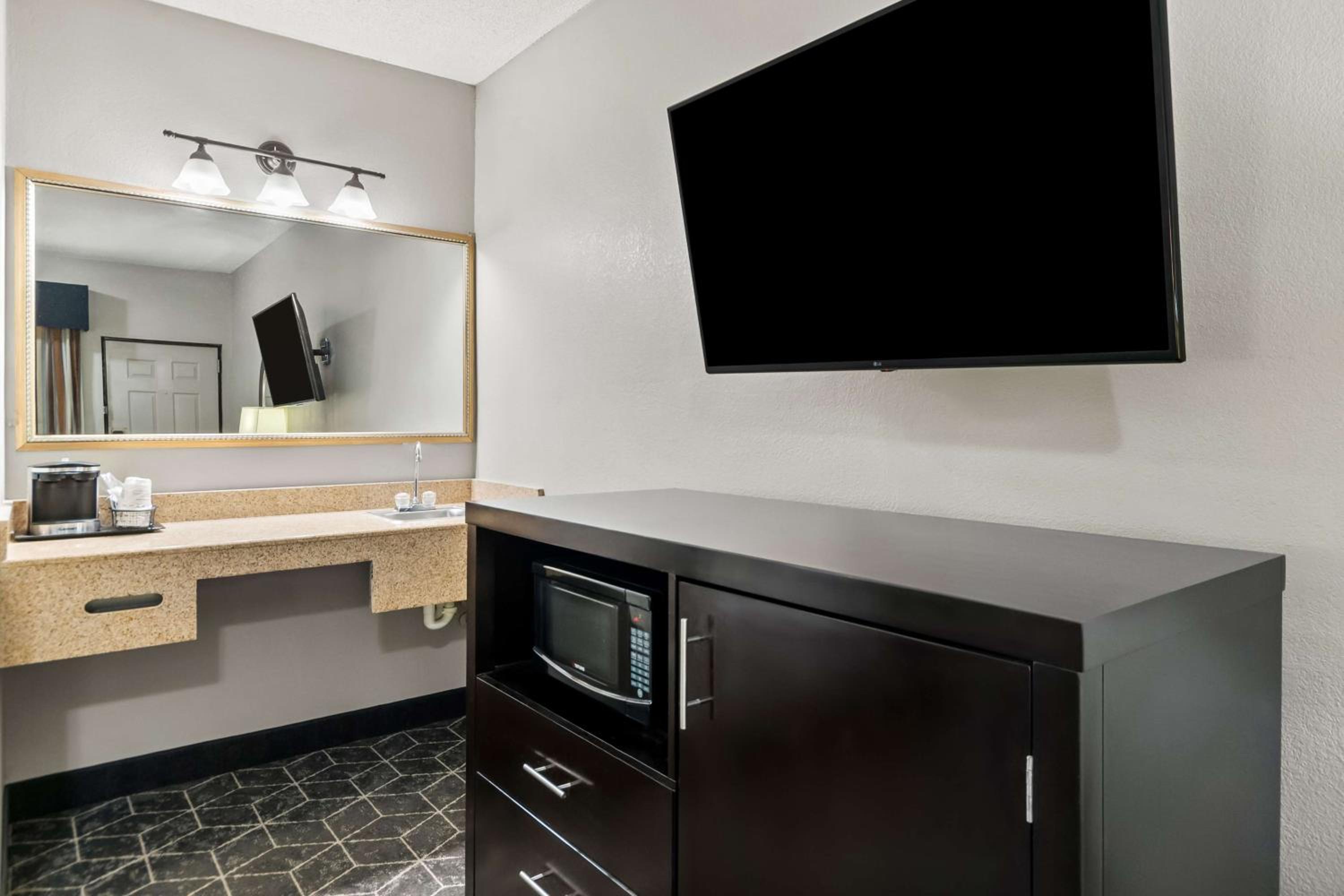 King Room with Spa Bath - Non-Smoking photo 2