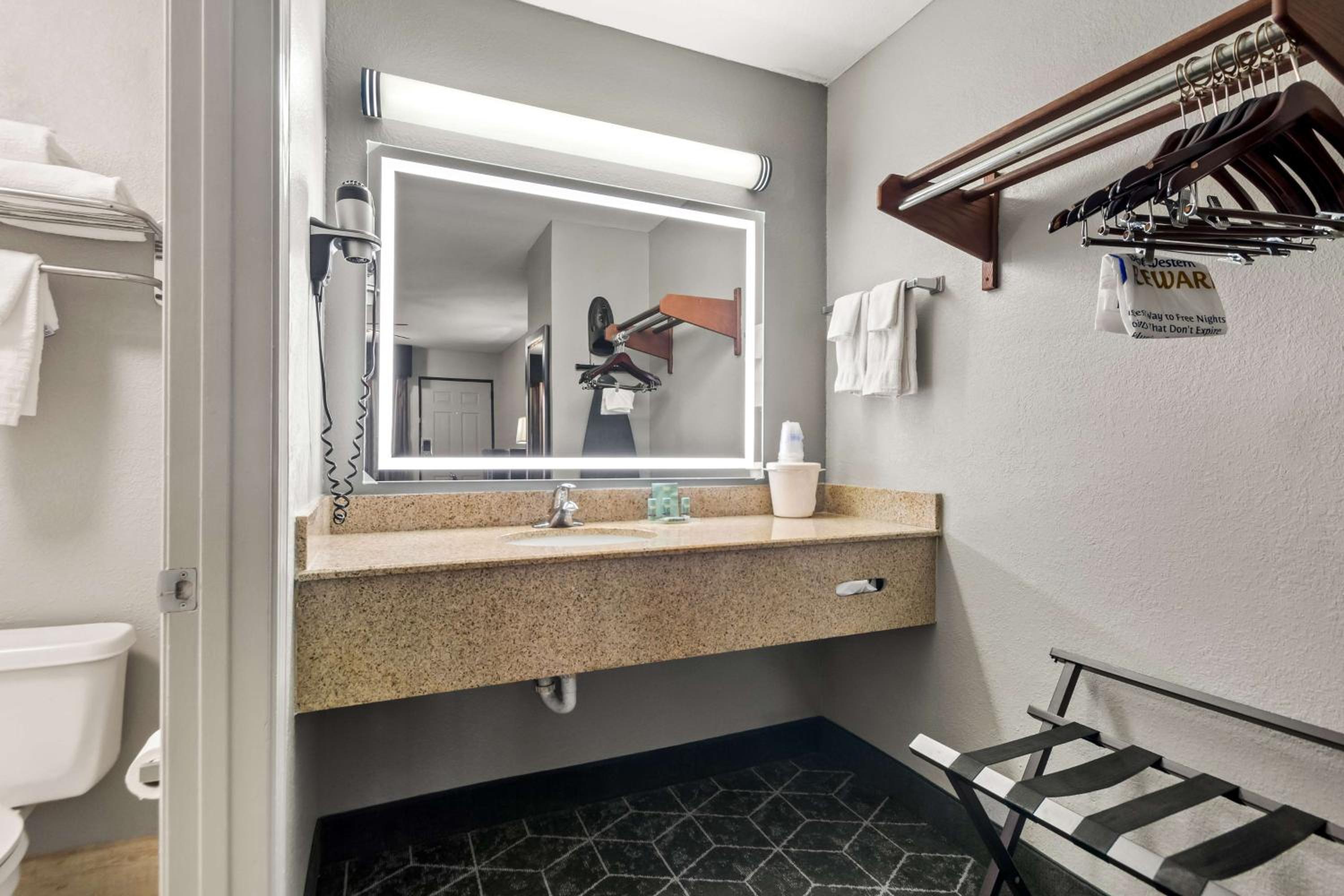 Queen Room with Two Queen Beds - Non-Smoking photo 2