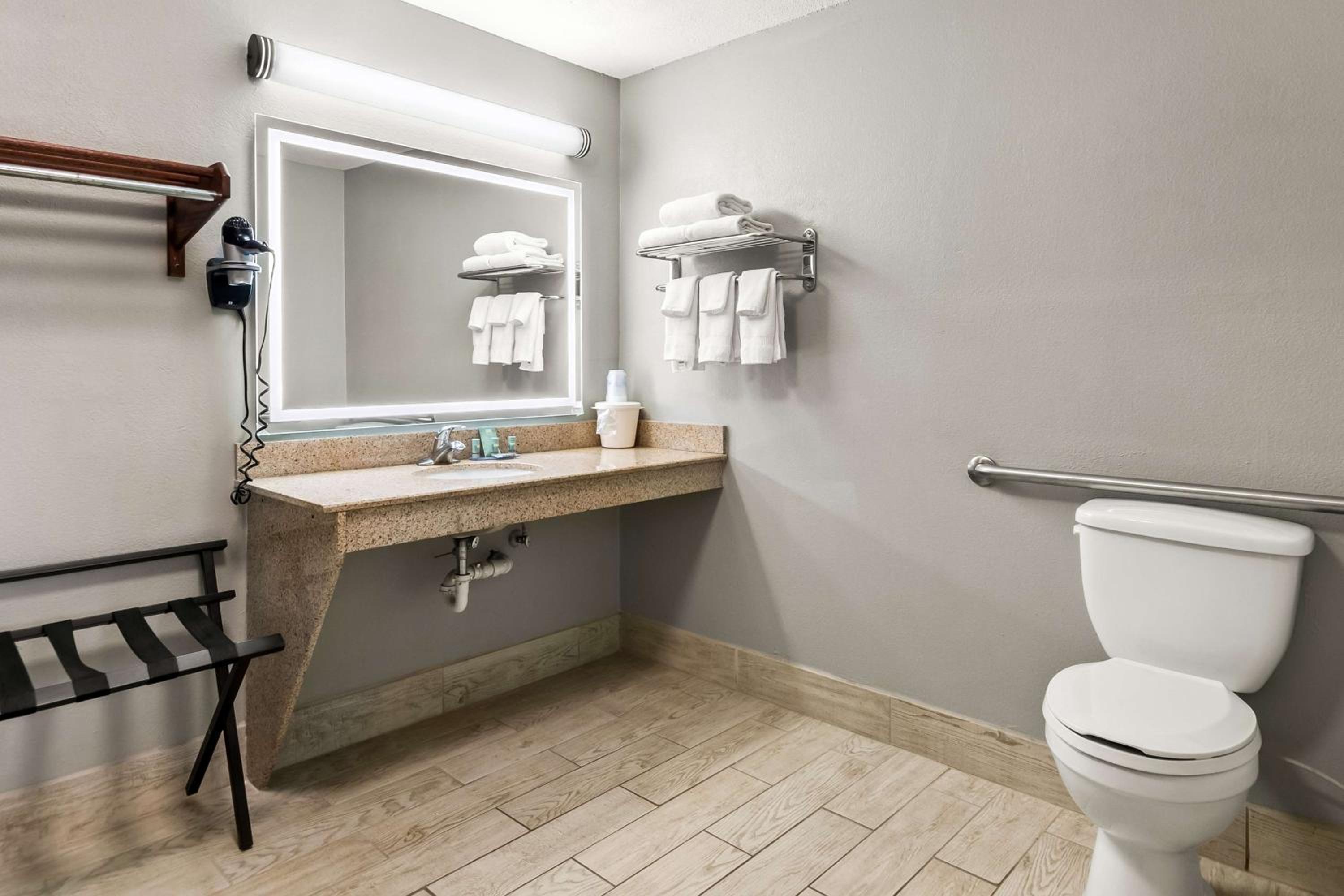 King Room with Bath Tub - Disability Access/Non-Smoking  photo 3