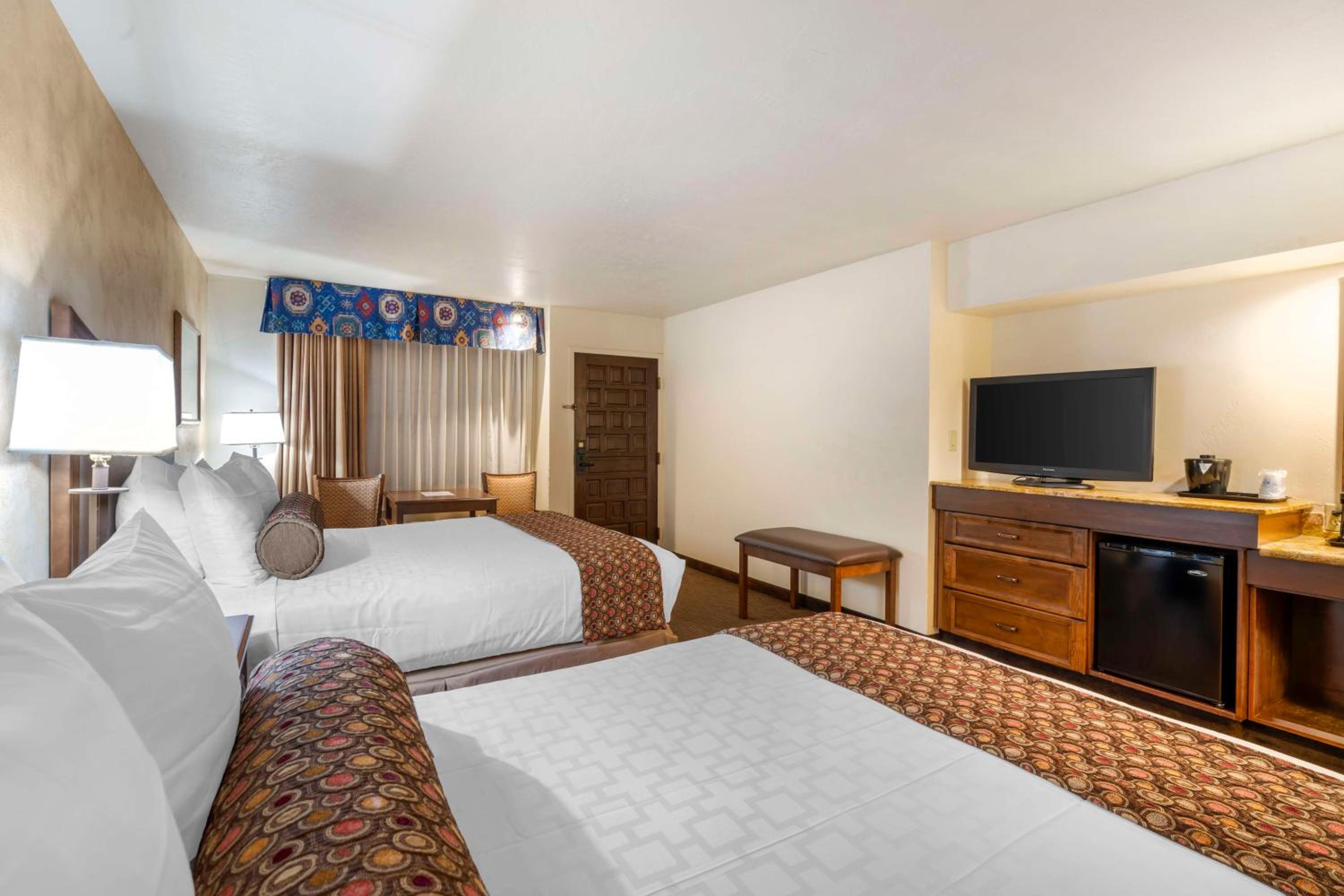 Queen Suite with Walk-In Shower - Disability Access/Non-Smoking - Photo 2