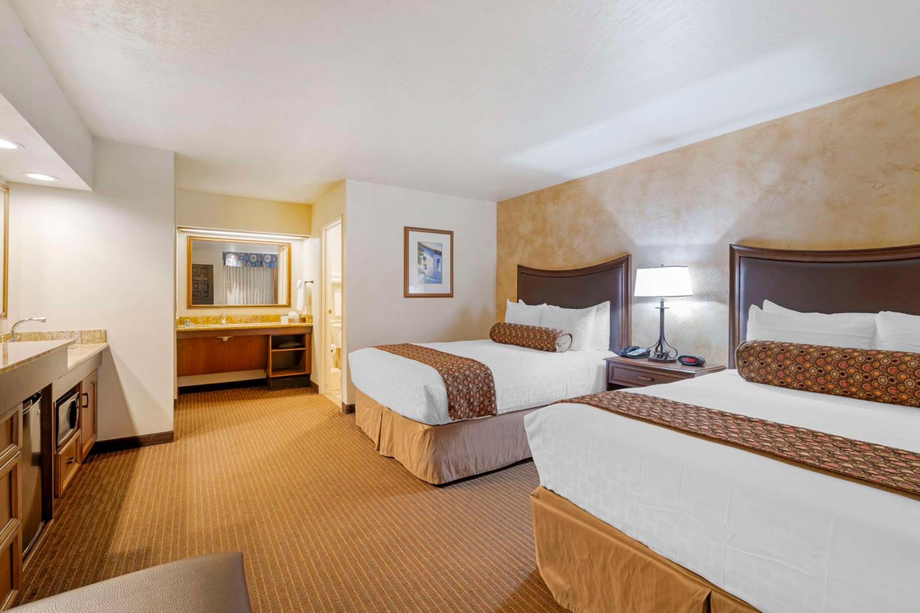Queen Suite with Walk-In Shower - Disability Access/Non-Smoking - Photo 4