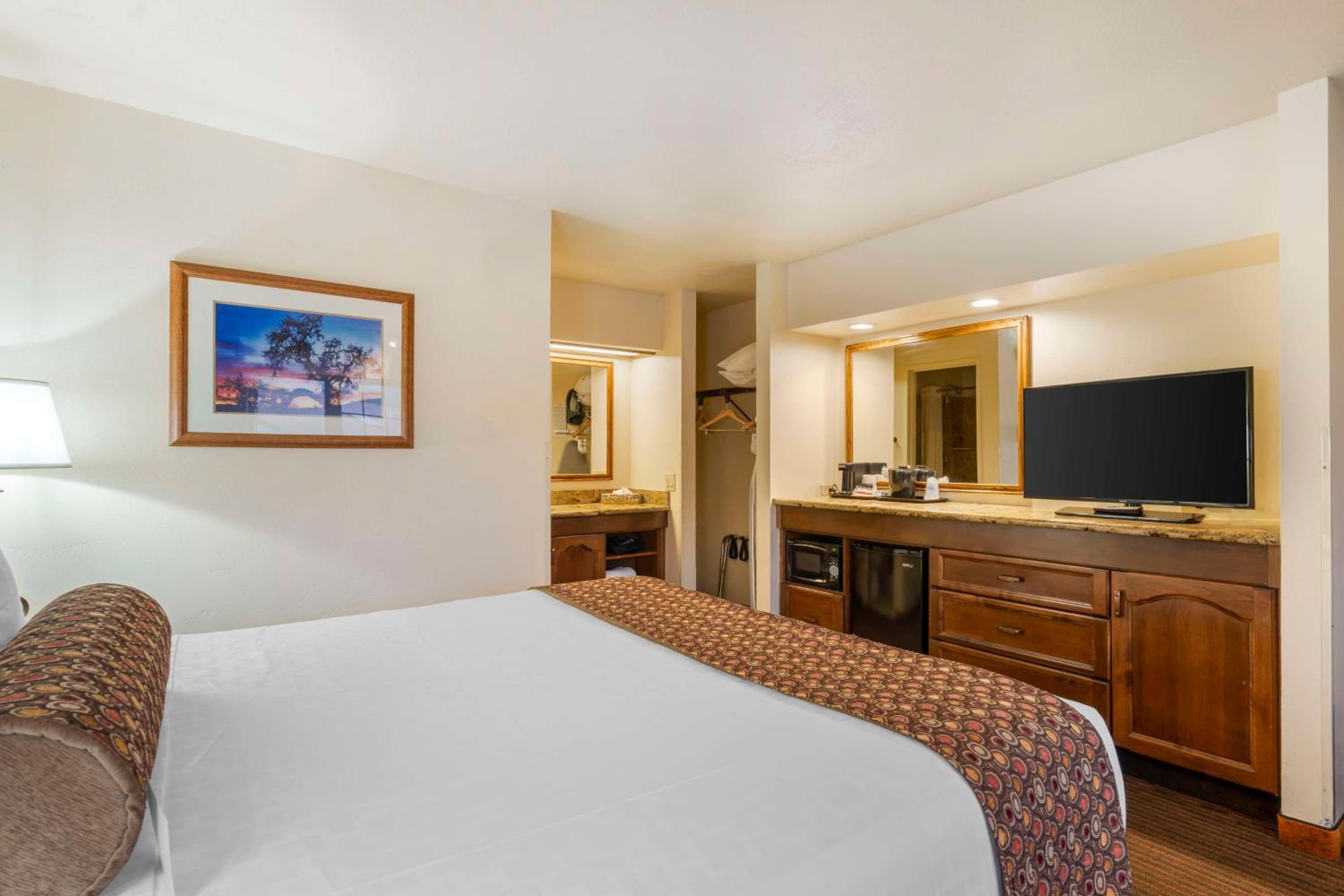 King Room - Non-Smoking - Photo 4