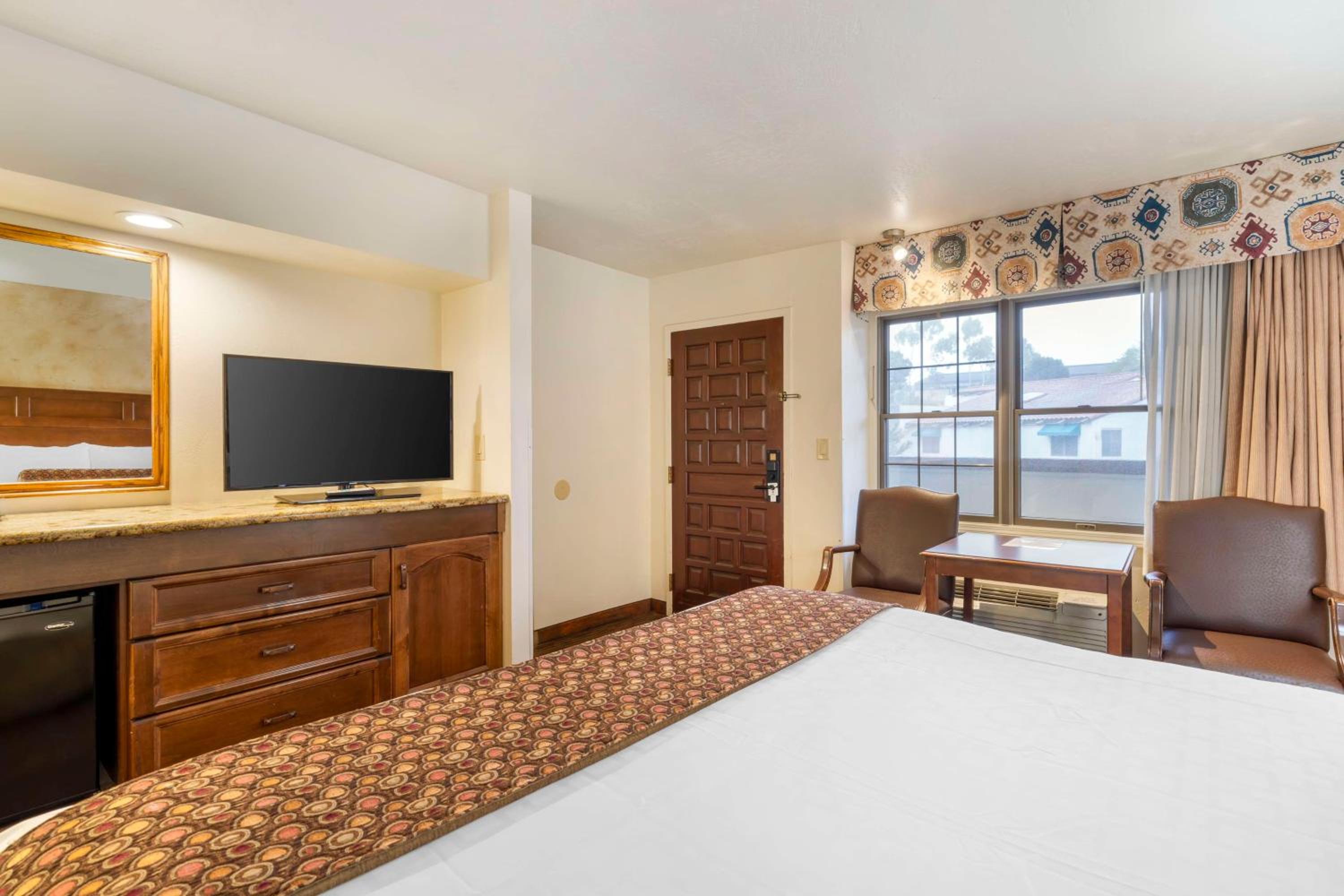 King Room - Non-Smoking - Photo 5