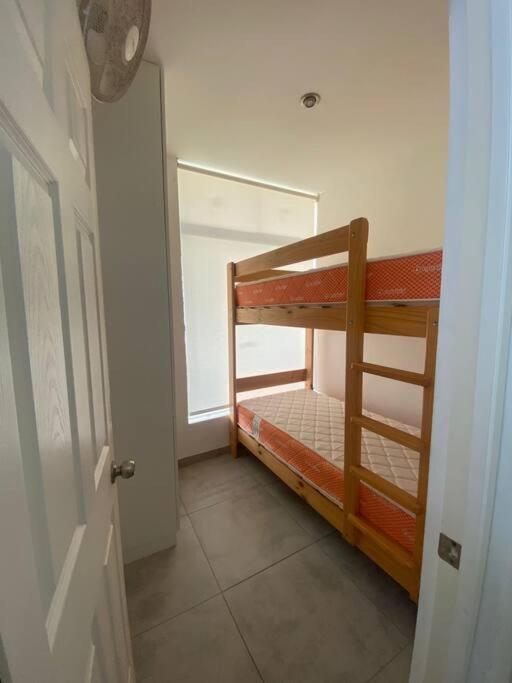 Five-Bedroom House photo 1