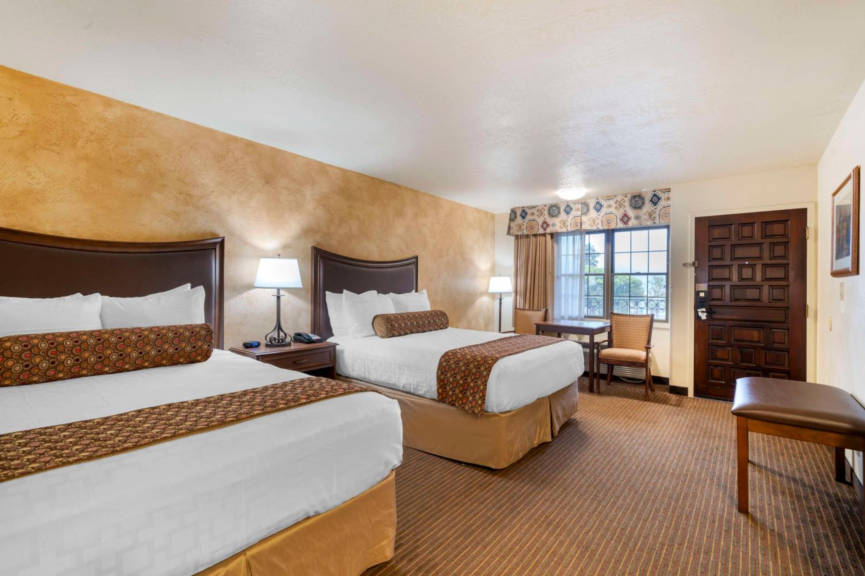 Queen Room with Two Queen Beds - Non-Smoking - Photo 2
